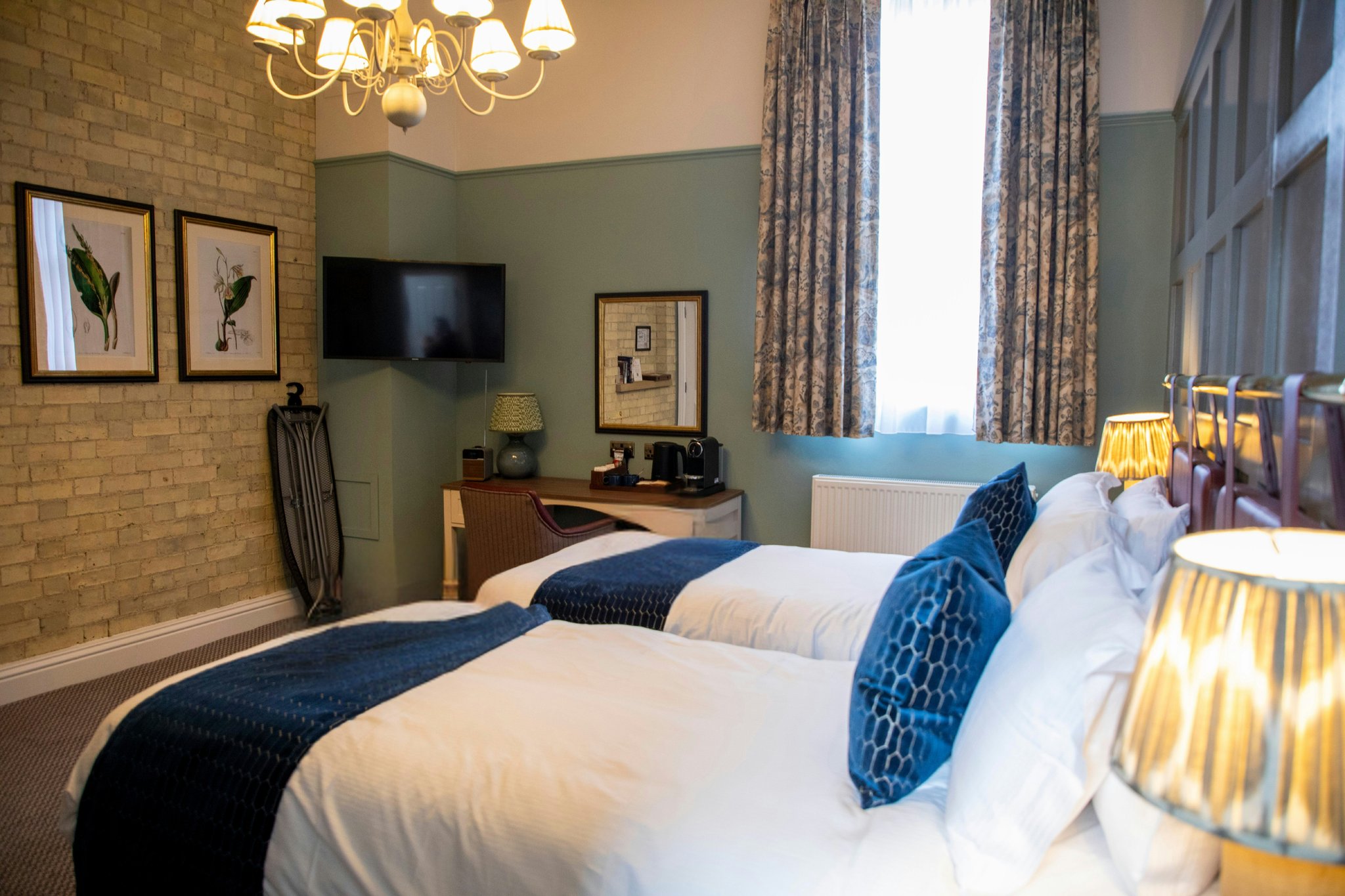 P4B7Px13UpTsbuBq4NVw_Room_4_-_Classic_Double_Twin_Room_S