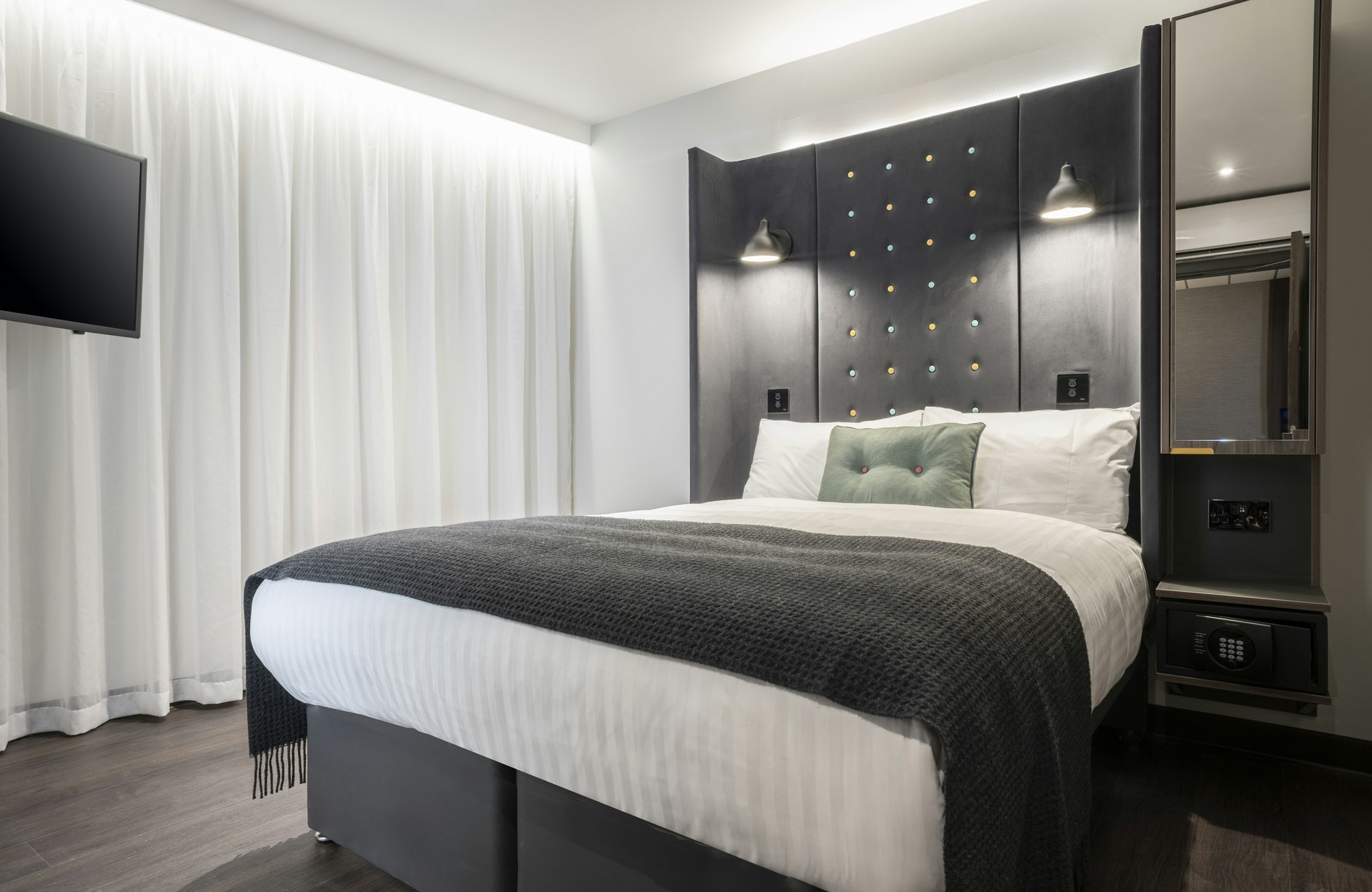 kJpPFvJck23NYll06FiUA_Edinburgh_Haymarket_Cosy_Double_wit_S