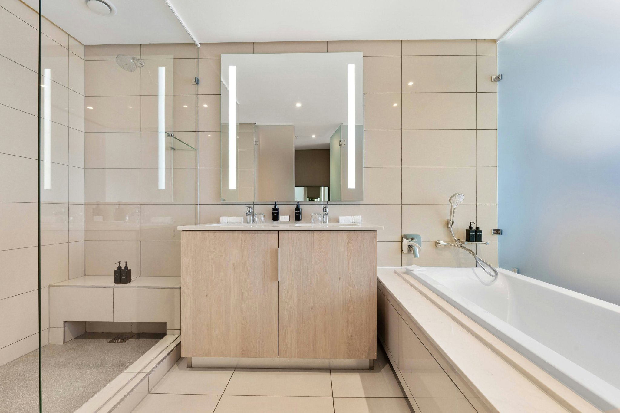 VTO381RKo0aSyWMYlXlKQg_King_Accessible_Bathroom_S