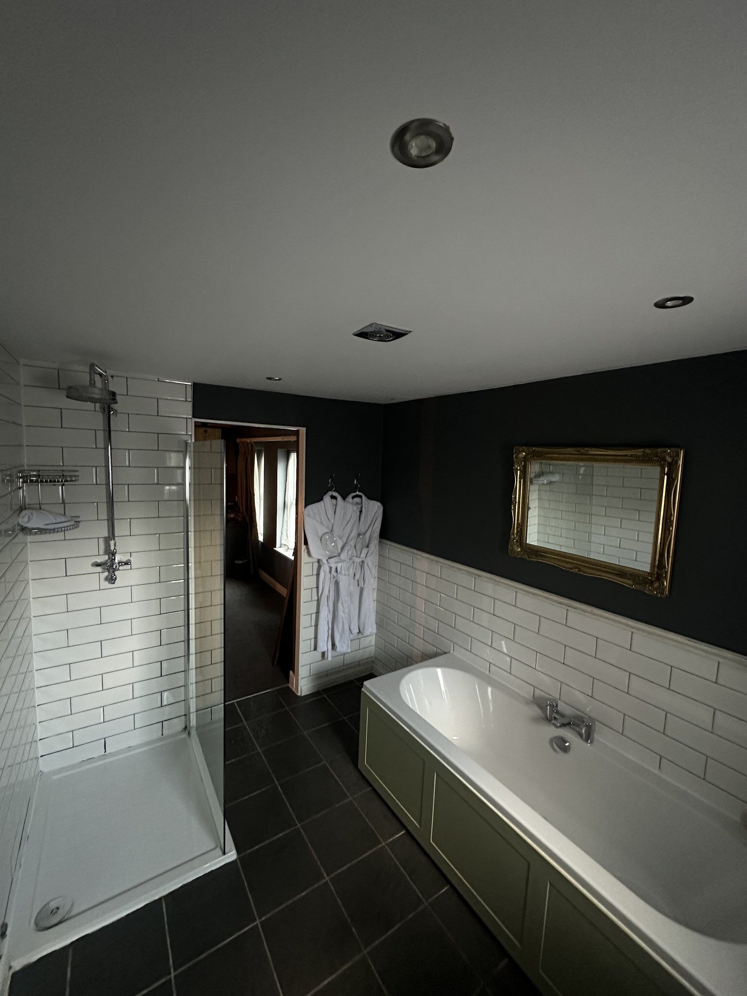 Junior_Superior_-_Room_22_Bathroom_S