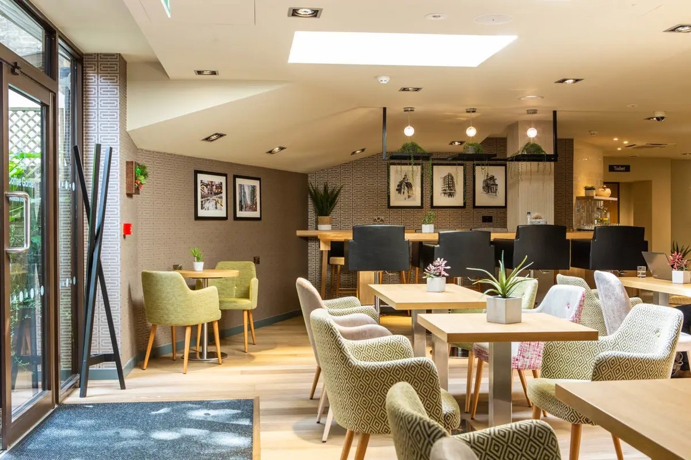 uZpRXYYenUKyOlSwYtqJ7Q_Liverpool_Street_Lounge_S