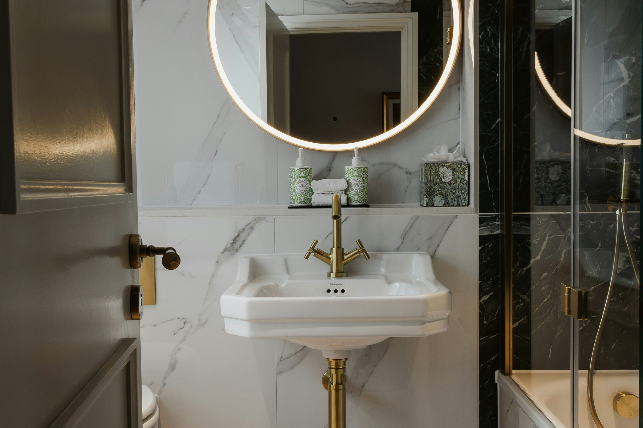 mU0K2VsqpUCaSEP2Ff5vQ_Mews_generous_bathroom_S