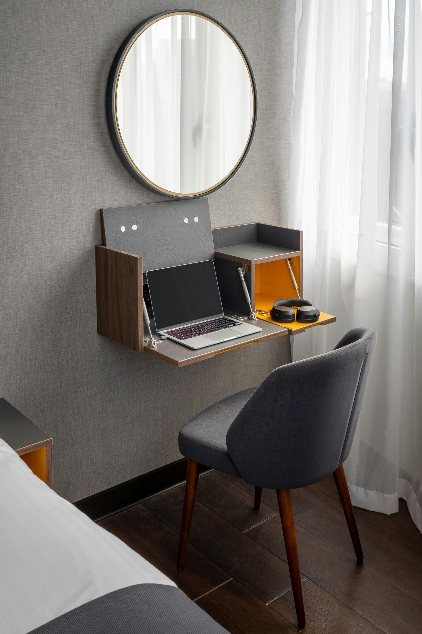 snvyEfizGEmhyY9NcAjr2w_Edinburgh_Haymarket_Desk_S