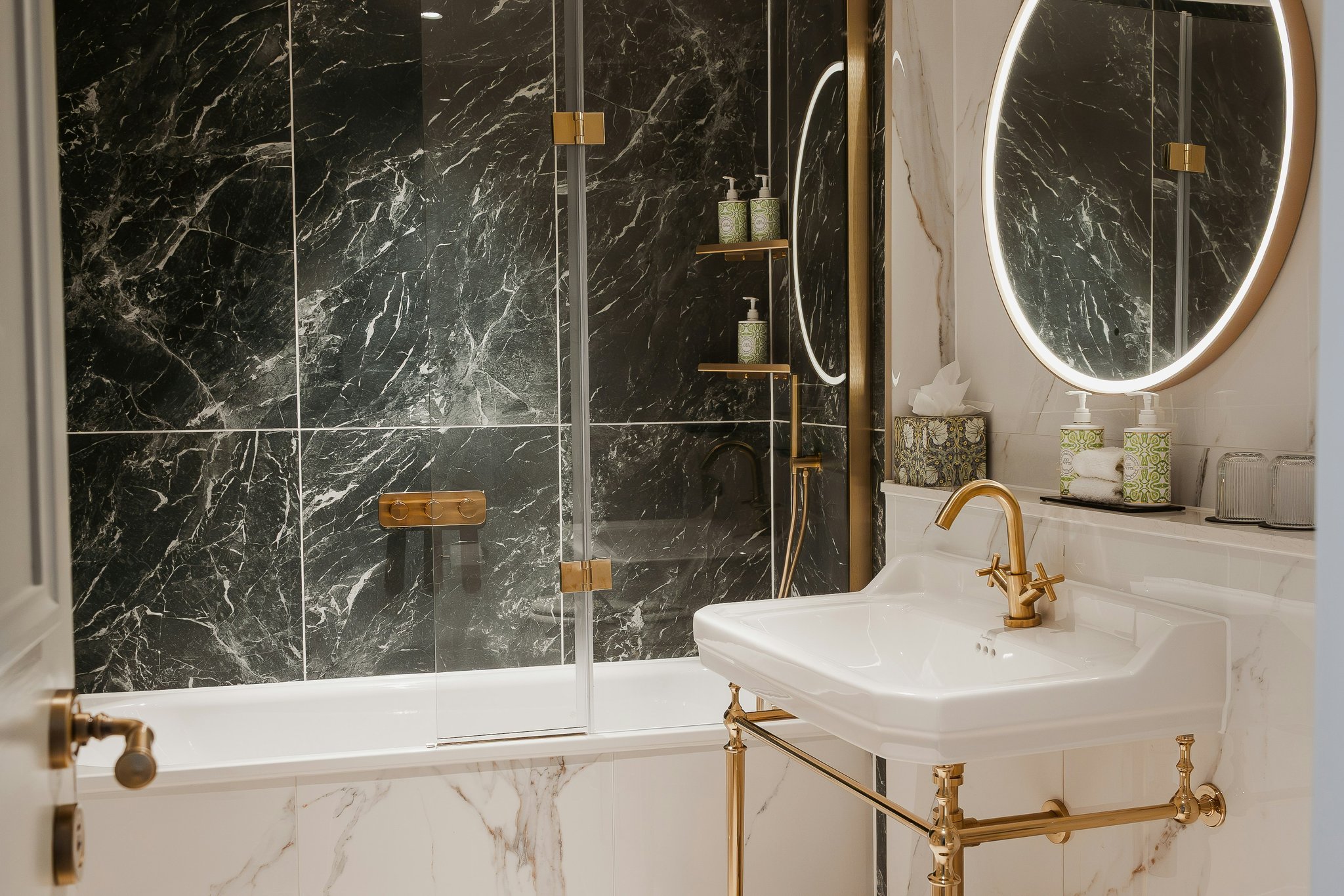 4z0H6arcg0hDja7r4mQ_Mews_suite_bathroom_S