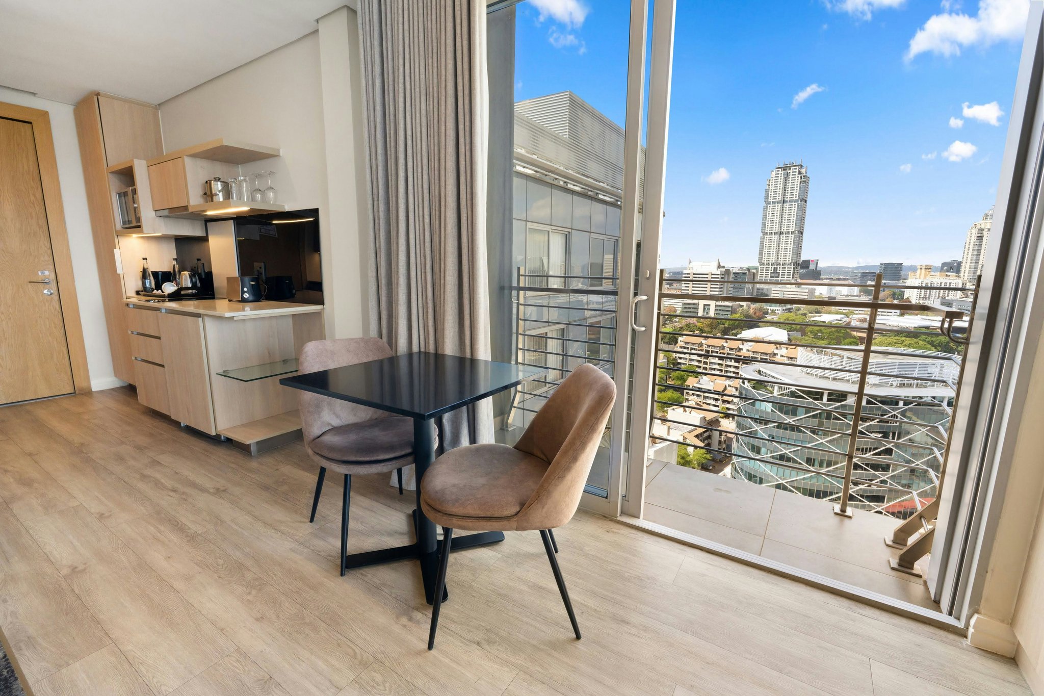 sv2kvO610Kd9xEzx9tYvQ_Studio_Apartment_Balcony_View_S