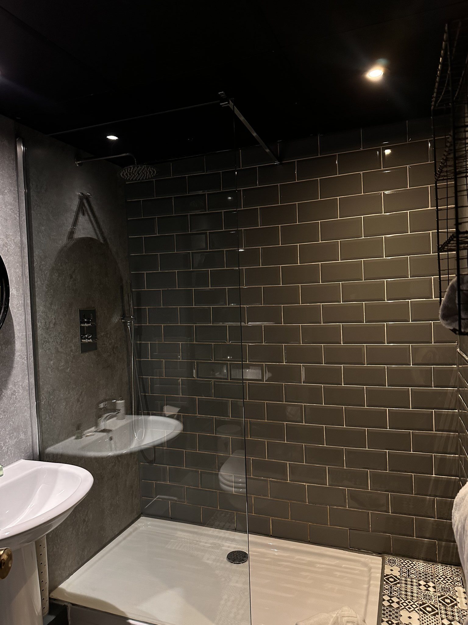 Deluxe_Double_Bathroom_Shower_S