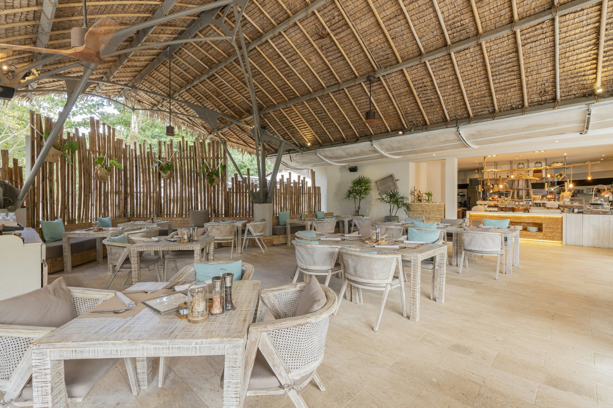 UxP1LUGZUEOF3UavouBng_Roots_Restaurant_Day_Shot_03_S