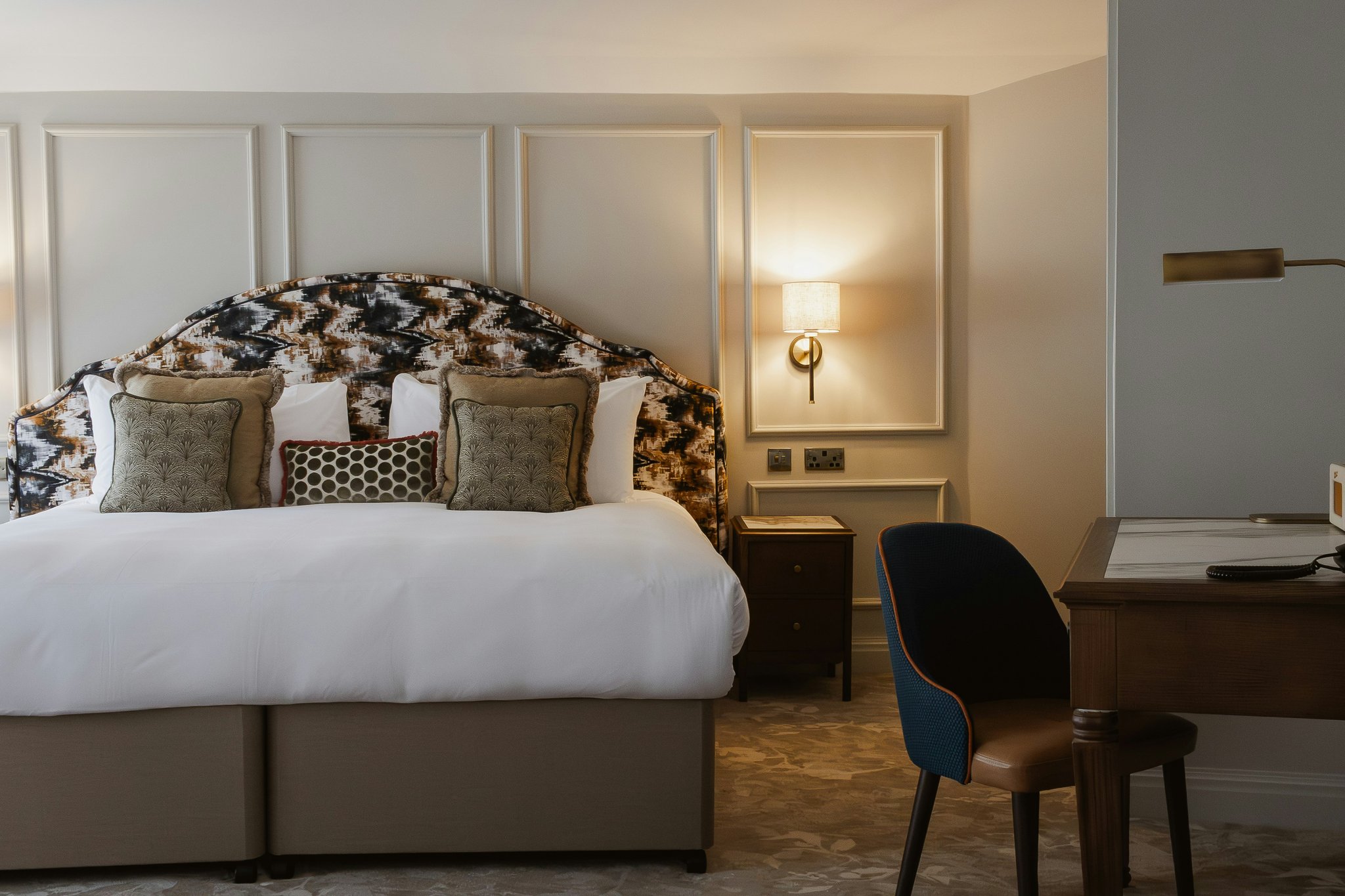 p8G5x8zccEe6oYsWt8mzCQ_Mews_generous_bed_and_desk_S