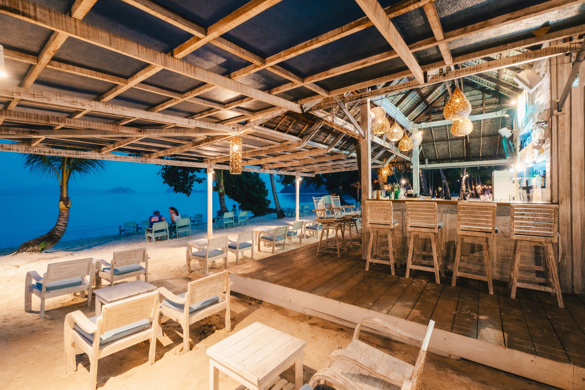 rWGpiNgWYkFpHuXijYug_Sundowner_Bar_2_S