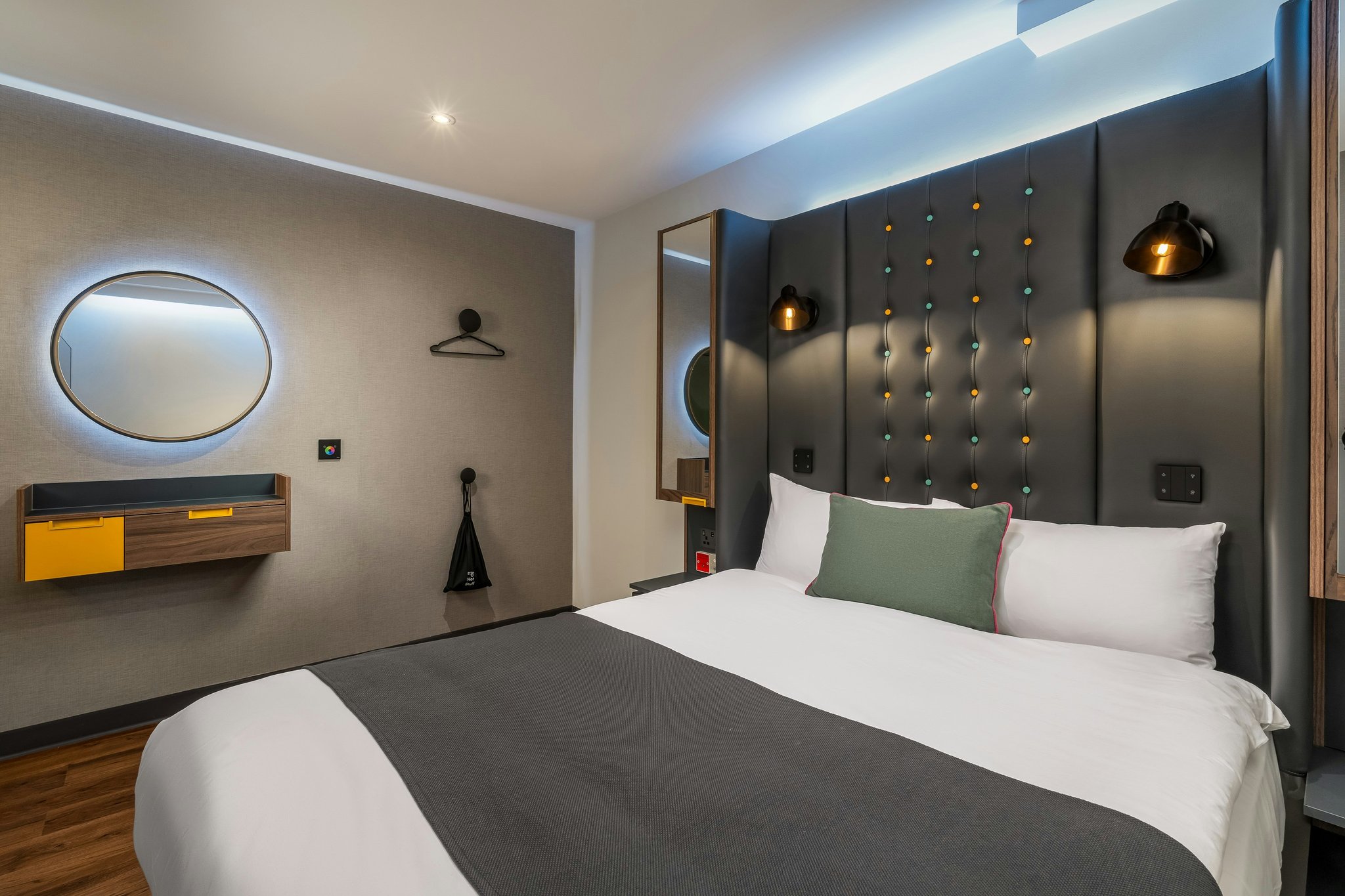 f6OaAoWO3kurrOhh9mJqyA_Shoreditch_Accessible_Room_no_wind_S