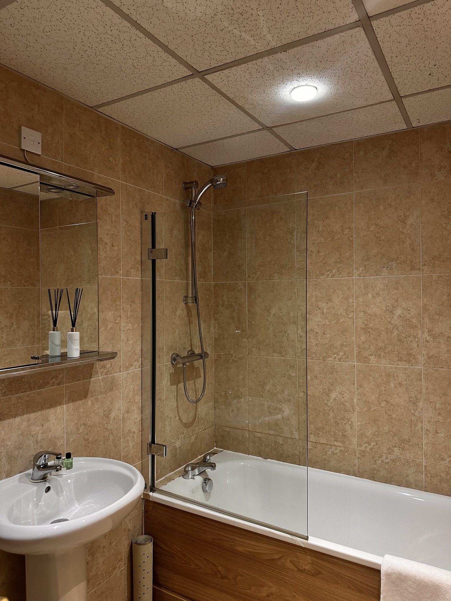 Standard_Room_Bathroom_S