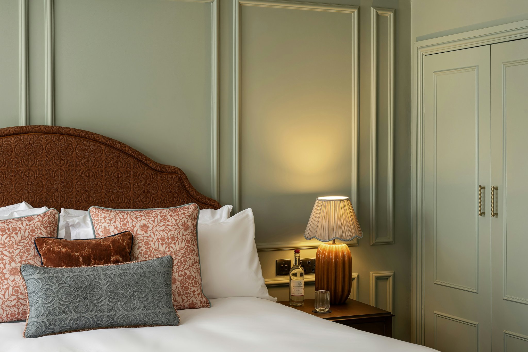 CFkHKEB0Ei7etJrih25jw_Generous_room_red_headboard_S