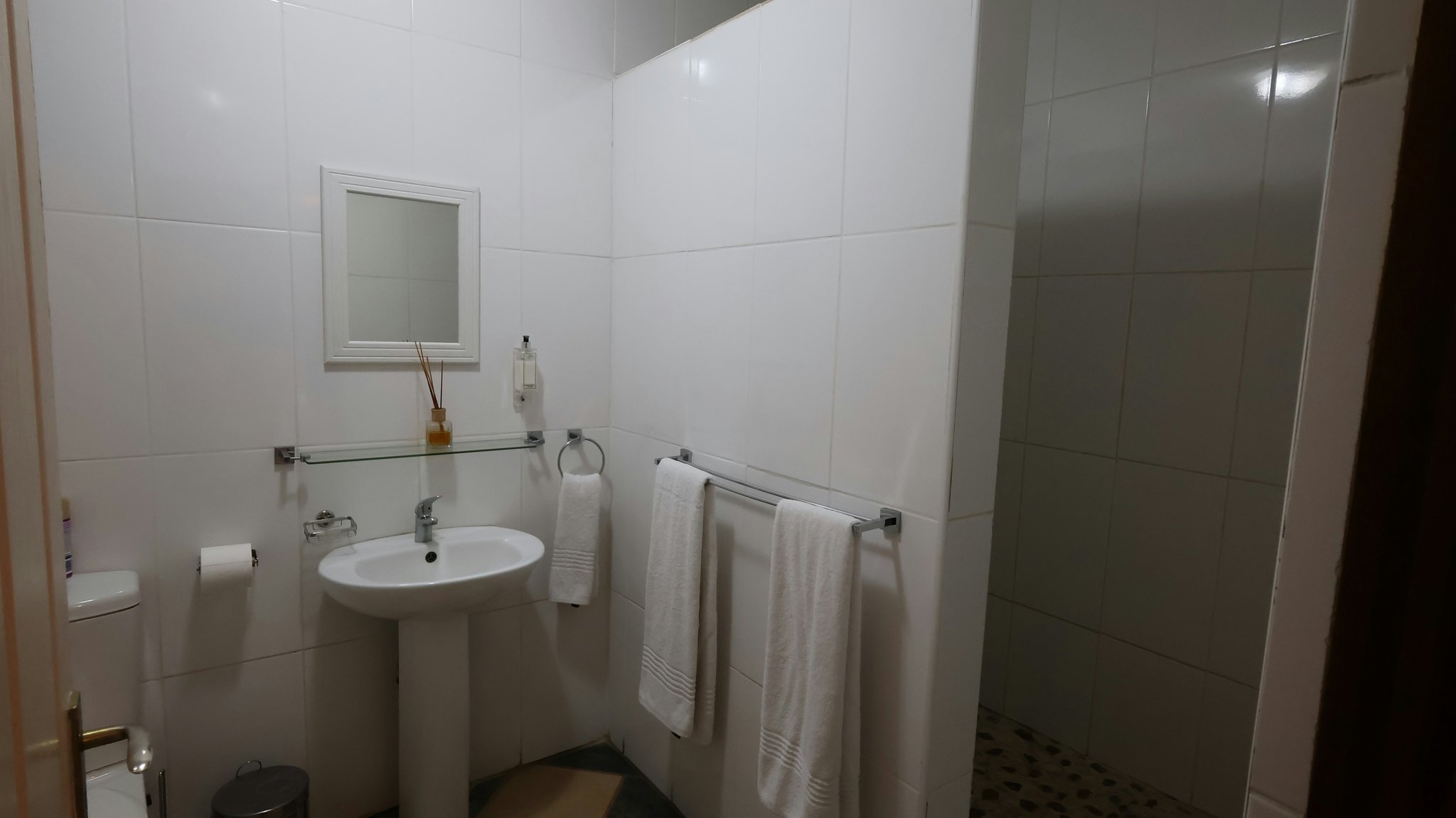 ErMETDZxPEyqGbXa9Nbm9g_Luxury_RoomIMG_0712_S