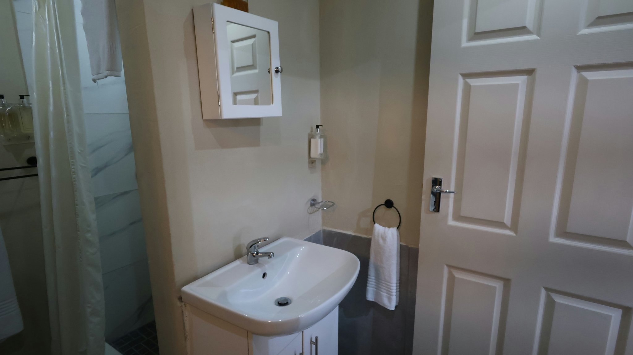 IqmhlHlvp0CSSbrQoBN6A_Luxury_Room_with_Kitchen_IMG_0773_S