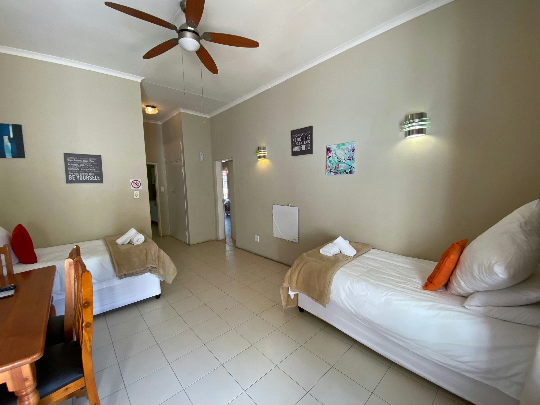 2AnGwXzBZUySw31OHYSWPQ_Family_Room_with_Kitchen_Interior_S