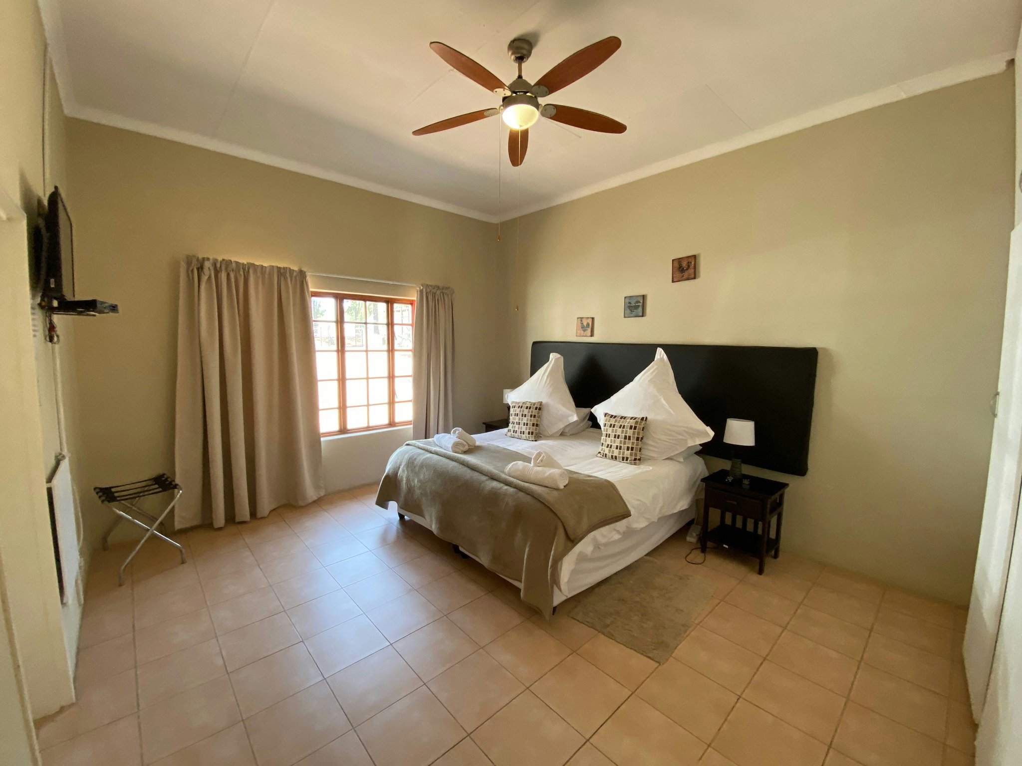 M7FTvNO5HEWHy1K4TKJfnQ_Family_Room_with_Kitchen_Bedroom_S