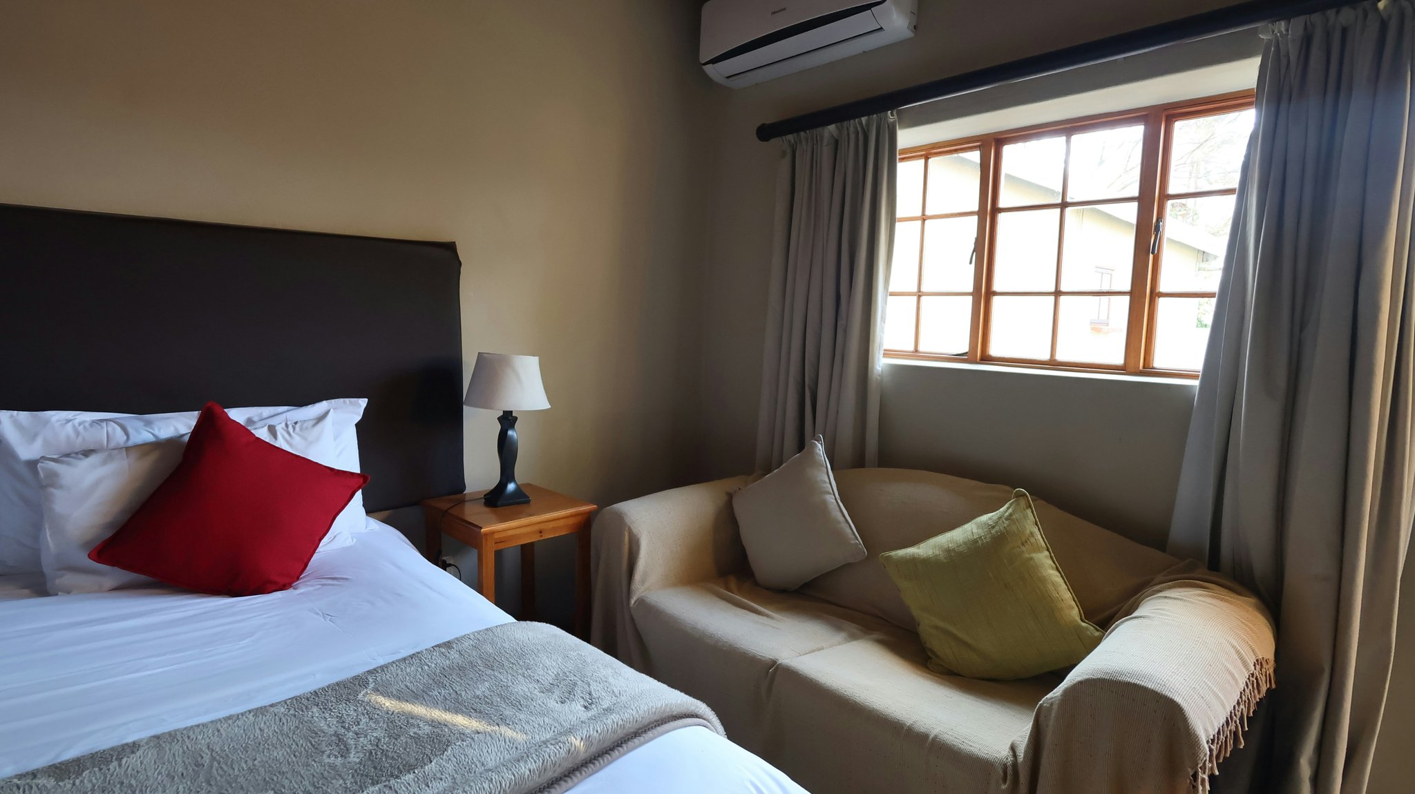 8DGEhkKdkaBjEsTUWnJkg_Luxury_Room_S