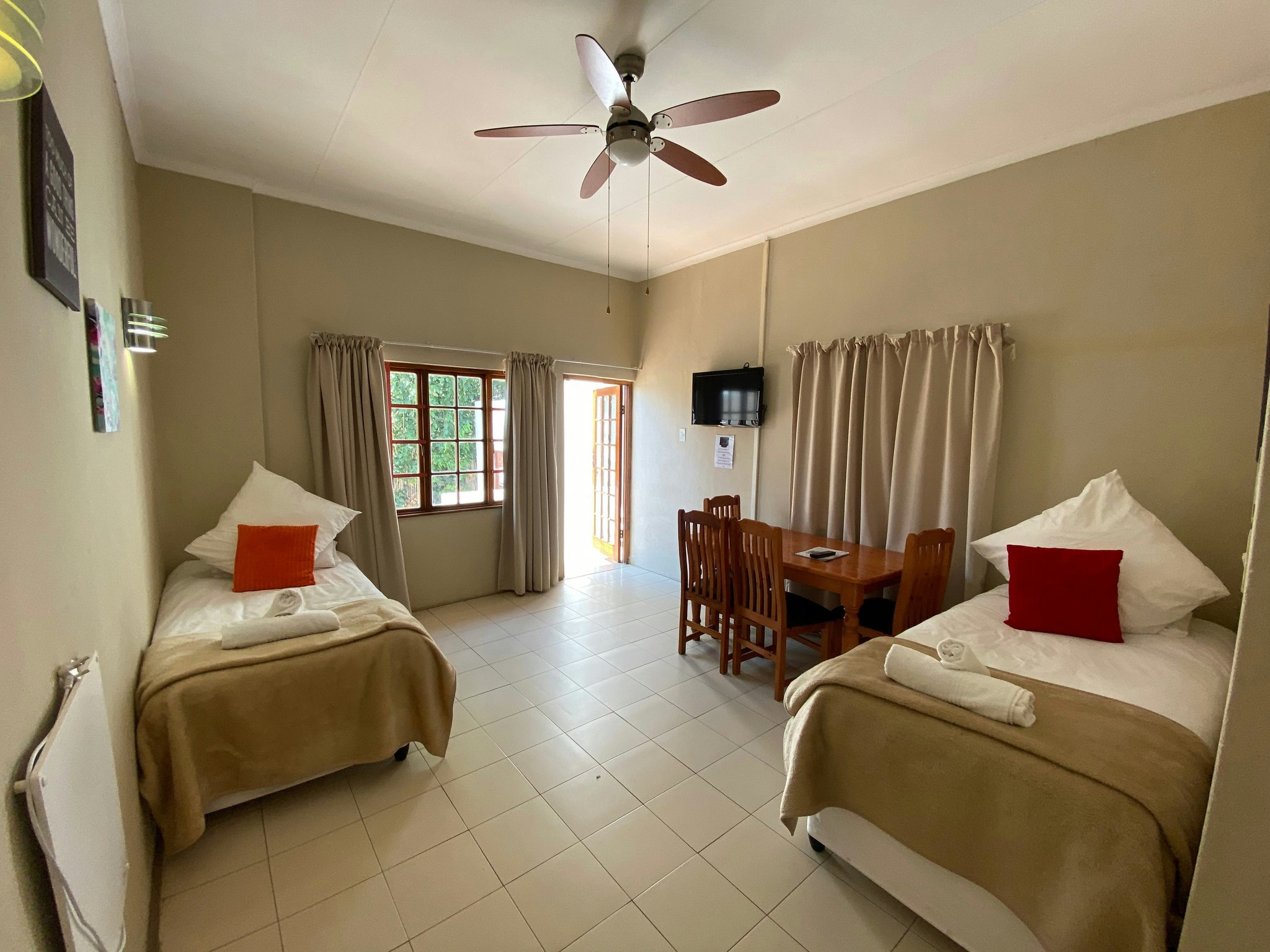 WFRW94RFEawVdamTLntSg_Family_Room_with_Kitchen_Twin_Beds_S