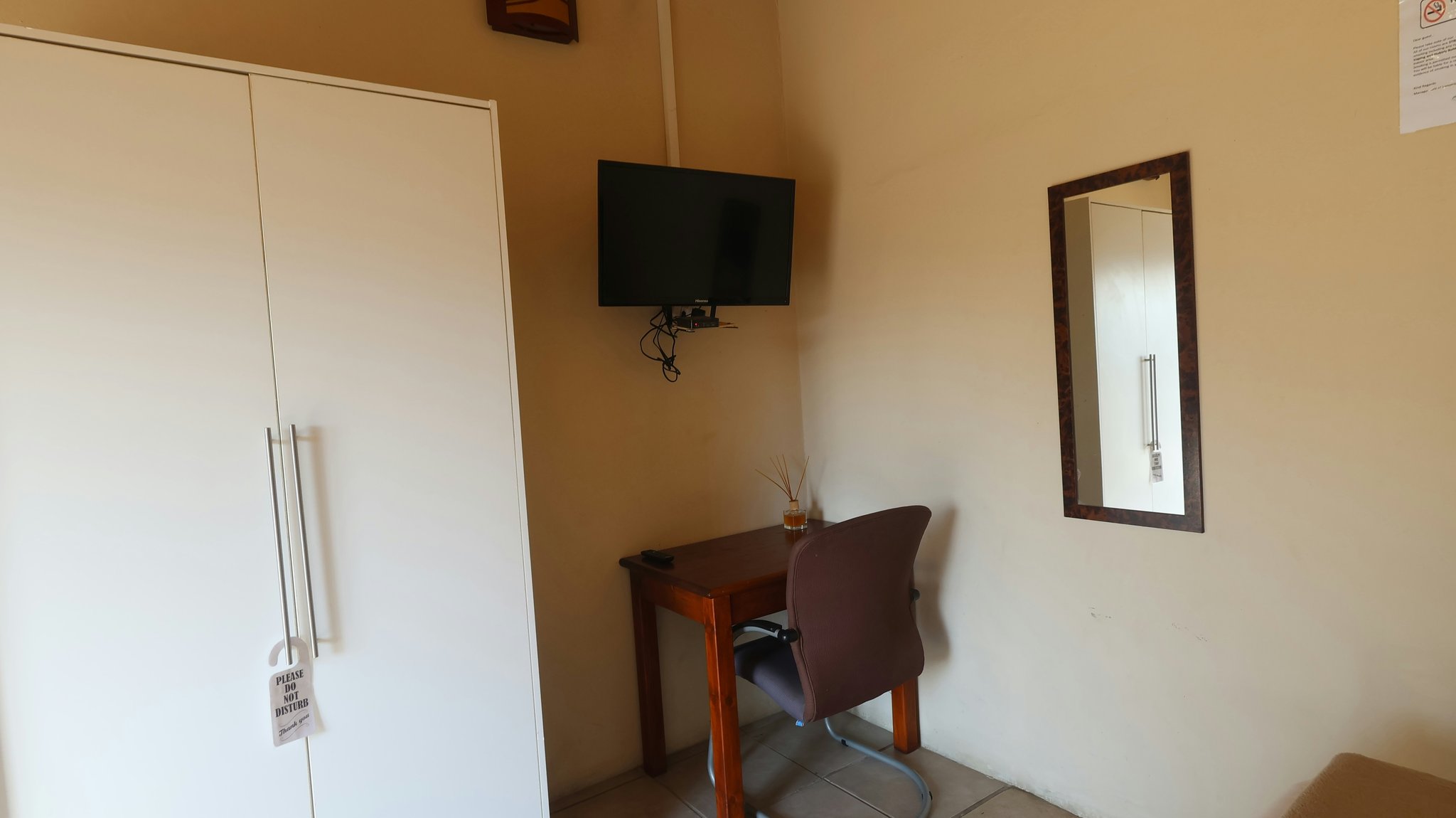 dGHcjQW7Vk6EWDyoqyWI6w_Budget_room_with_Kitchen_IMG_0966_S