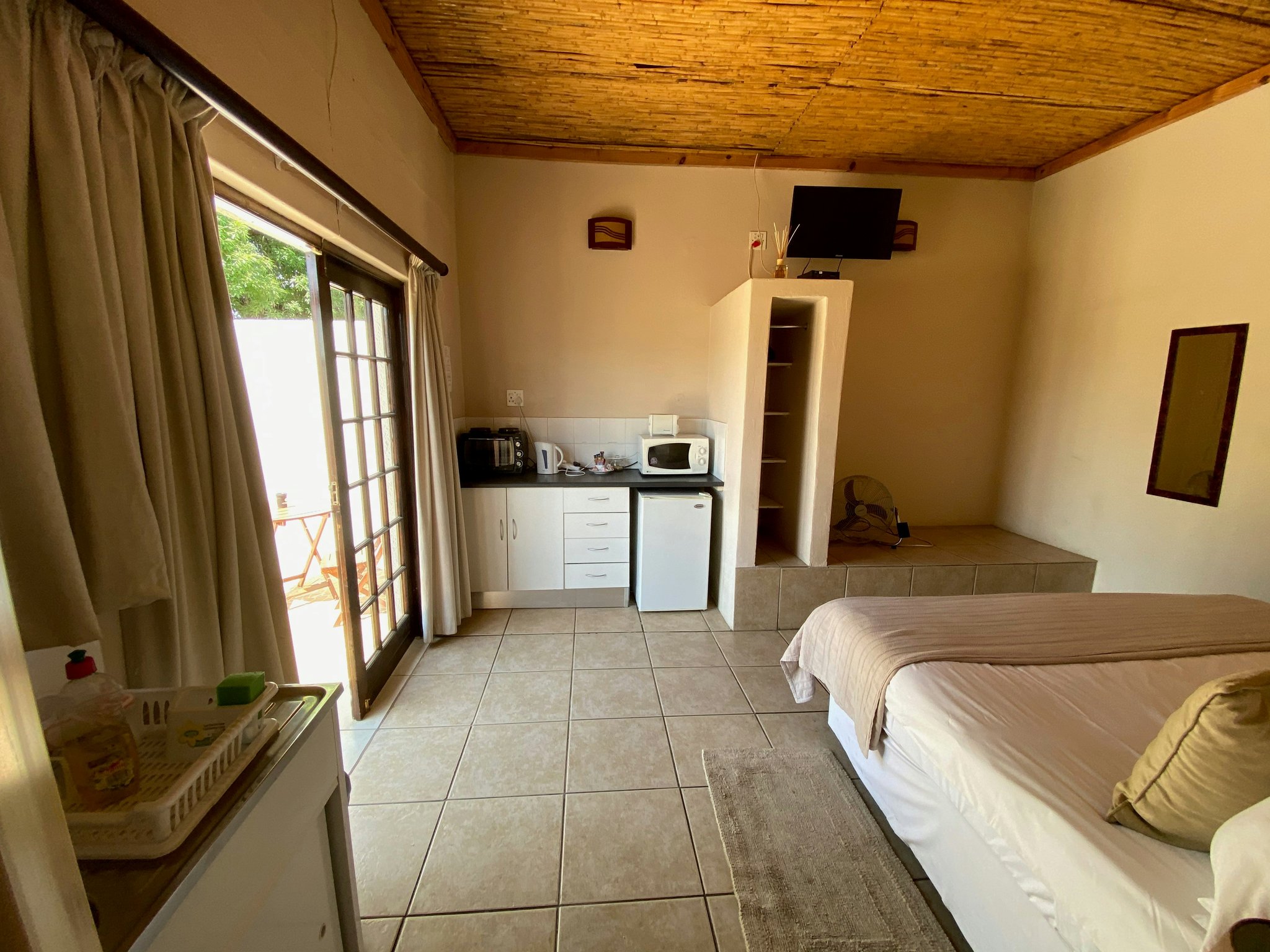 p7HcE46SH0WN8dGDaRT6jw_Budget_room_with_Kitchen_Bedroom_S