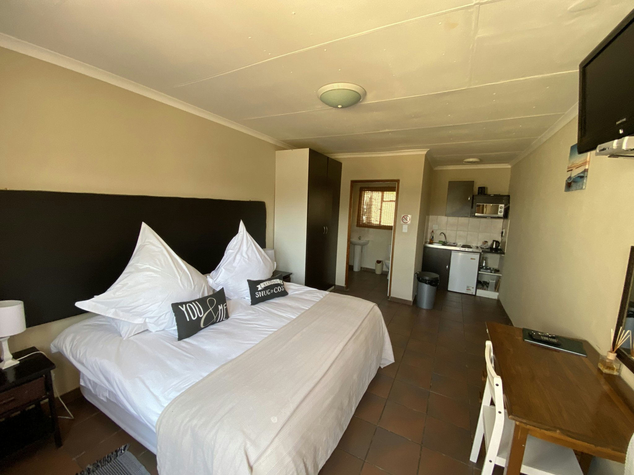 e3OS1IHyWUessMBNcXIBOw_Budget_room_with_Kitchen_5B_Bedroo_S