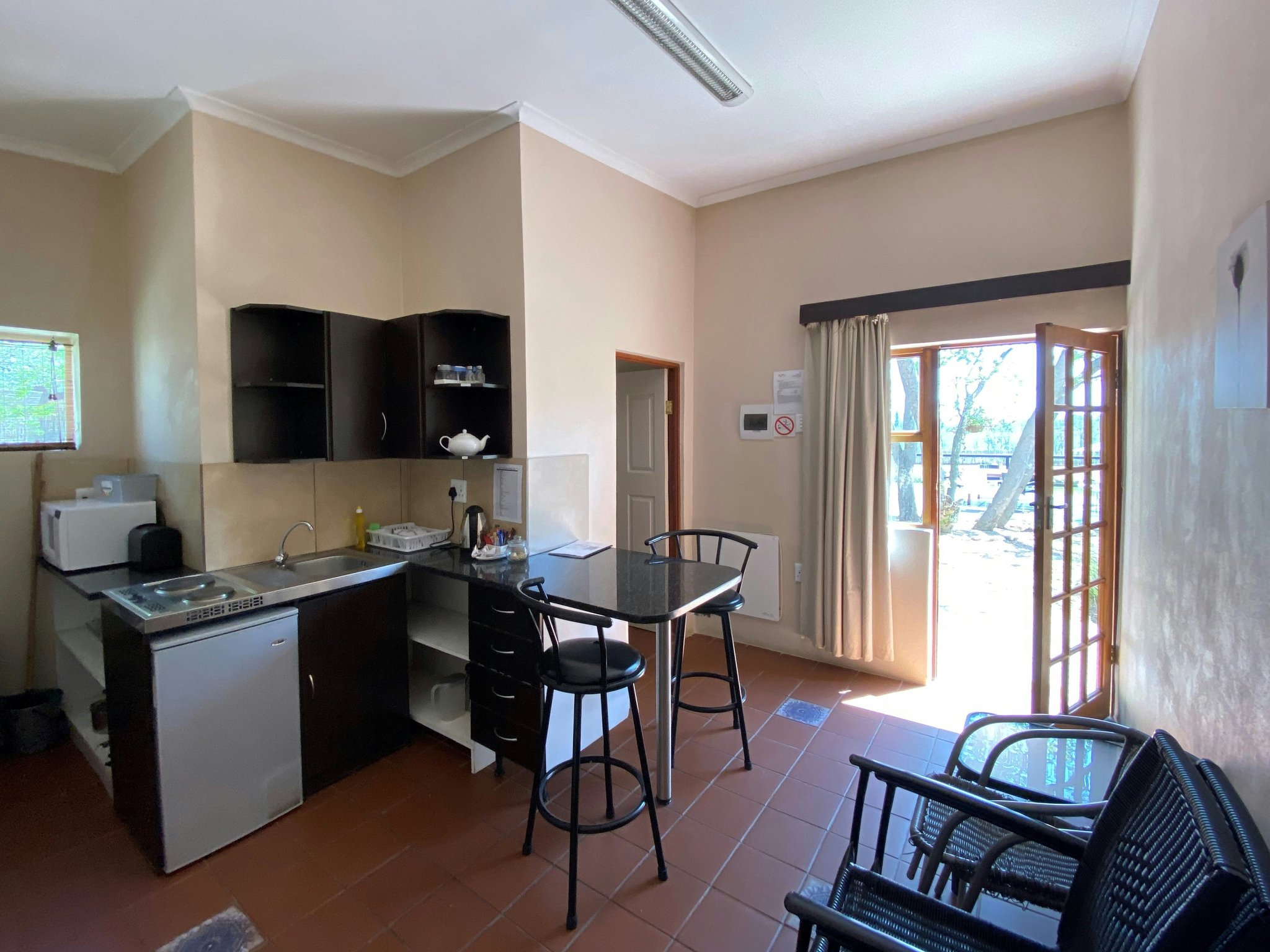 9X0bdFBlkWw93tdOrOs1A_Luxury_family_room_with_Kitchen_4_S
