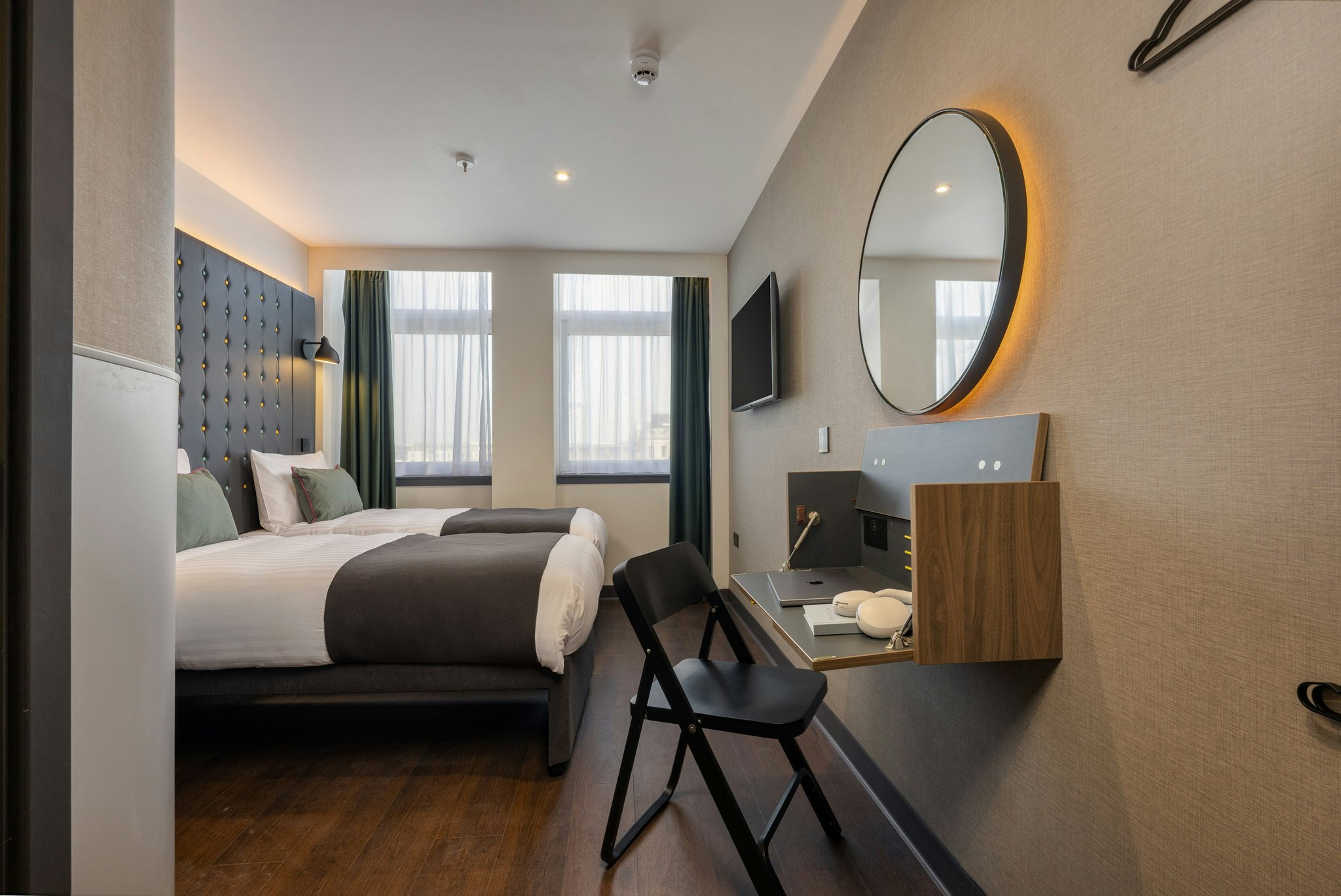 eZcvirmdpkaLTuYiVvOpSg_Edinburgh_St_Andrew_Square_Cosy_Tw_S