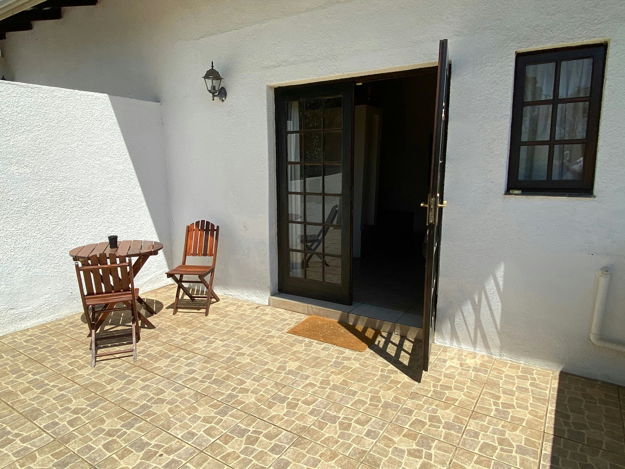 RkDbUNwBX0eM3MDRIBKsiw_Budget_room_with_Kitchen_Patio_S