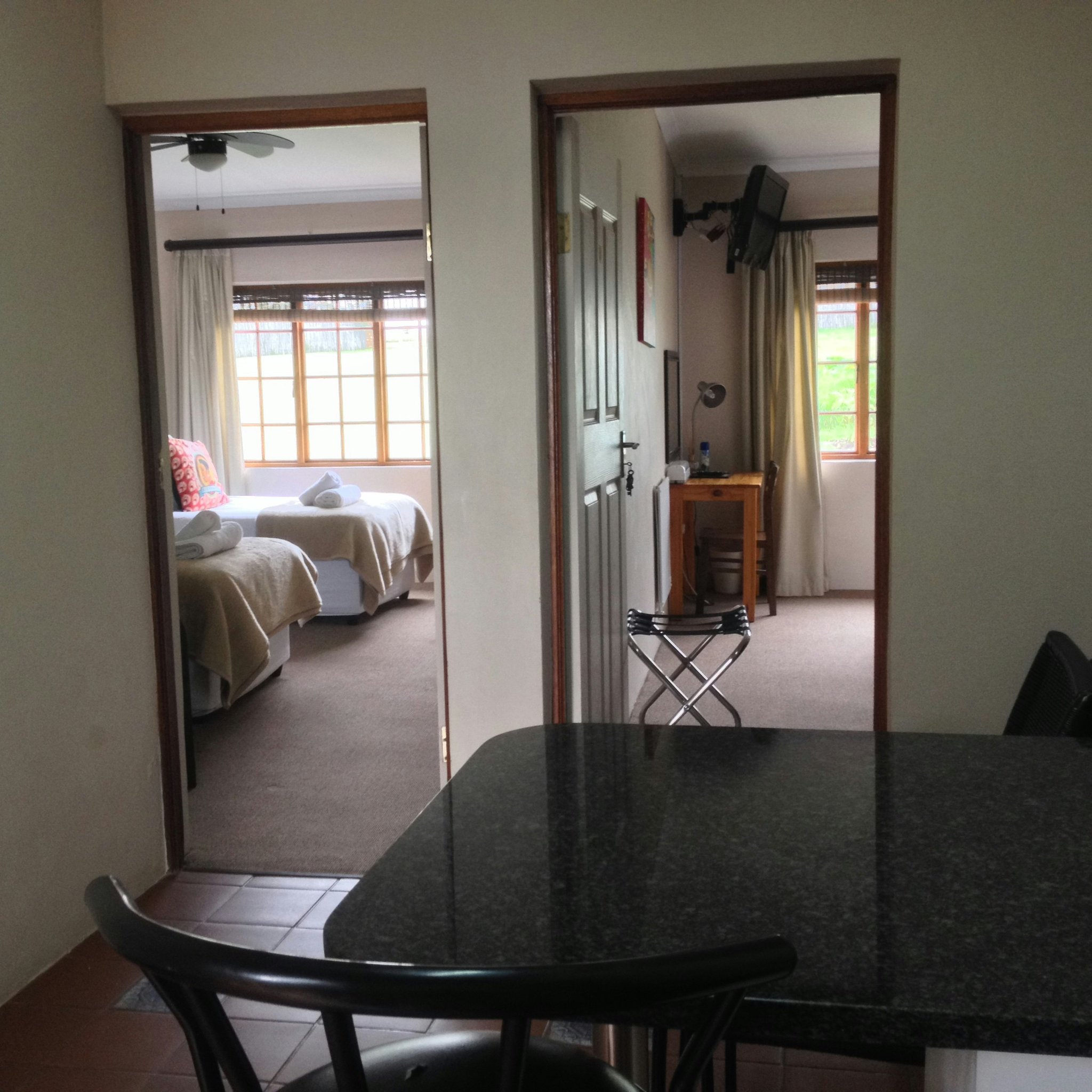 eSTUhdp2ECbUHNo1MKHDQ_Luxury_family_room_with_Kitchen_3_S