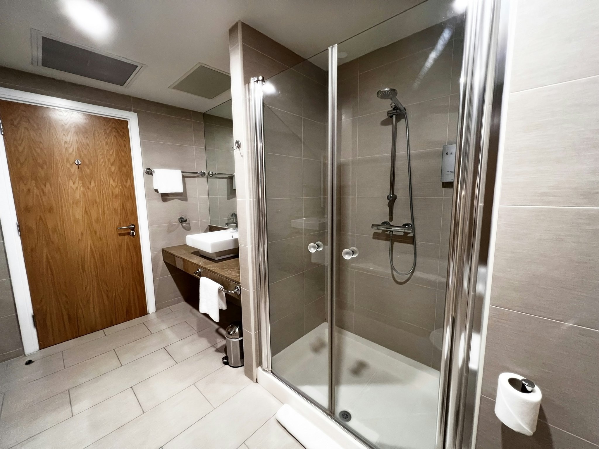 aAEWa3Nhg0mvPZZykbONGw_Junior_Suite_Shower_S