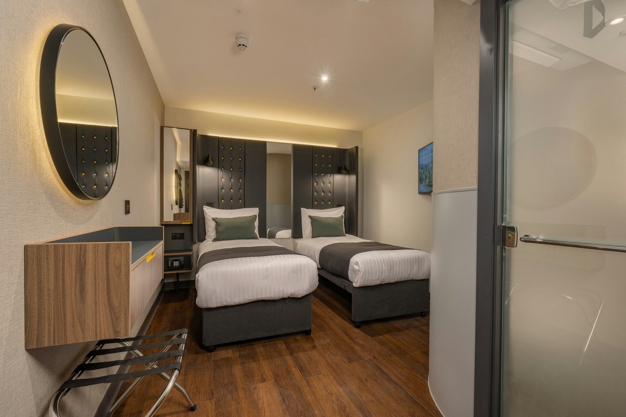 2dh8ihKeDk2mY7PtqlwJUQ_Edinburgh_St_Andrew_Square_Cosy_Tw_S