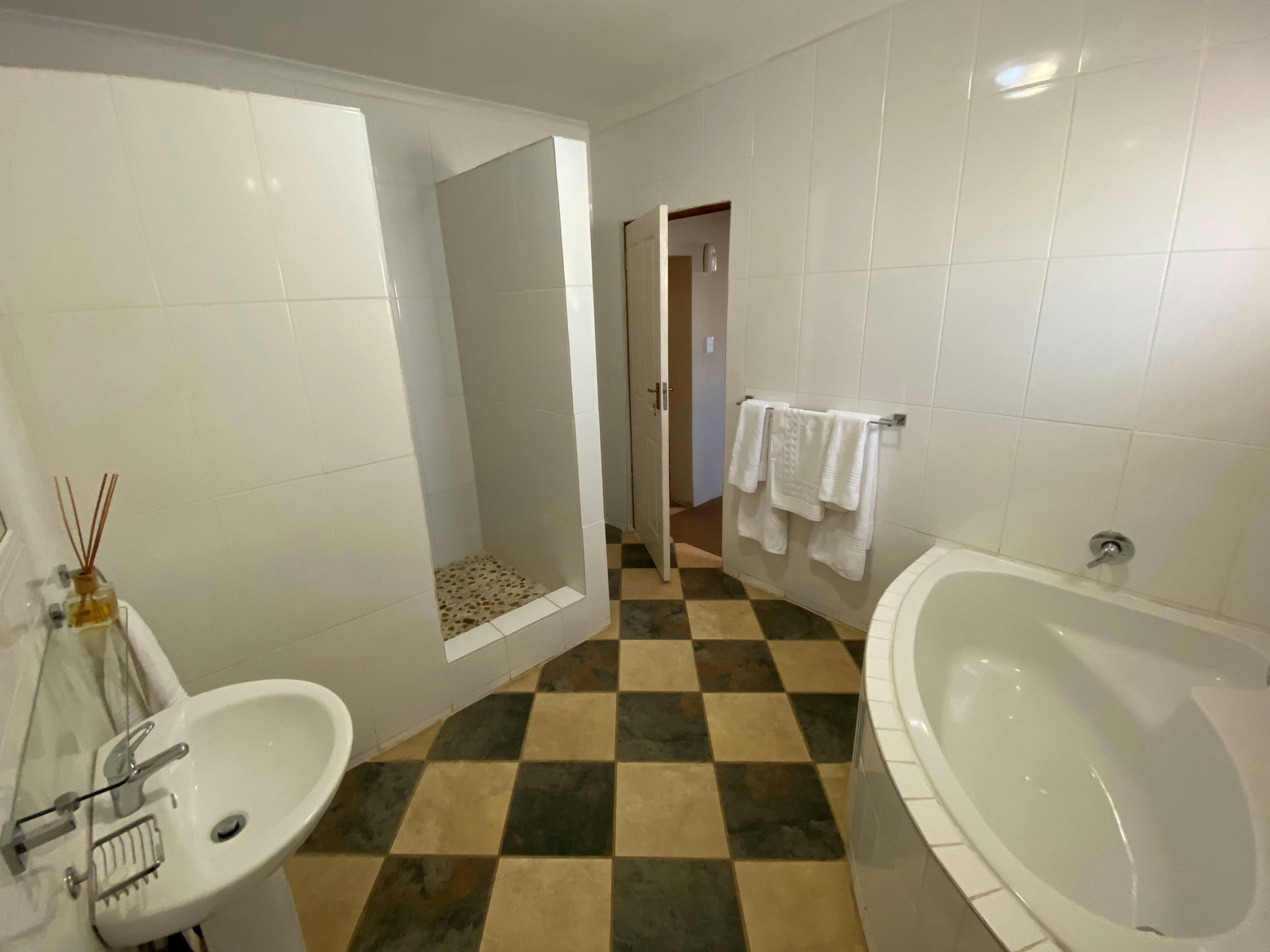 sjizY0lLTEy1KrQuJ3hnmA_Luxury_Family_Room_7_S