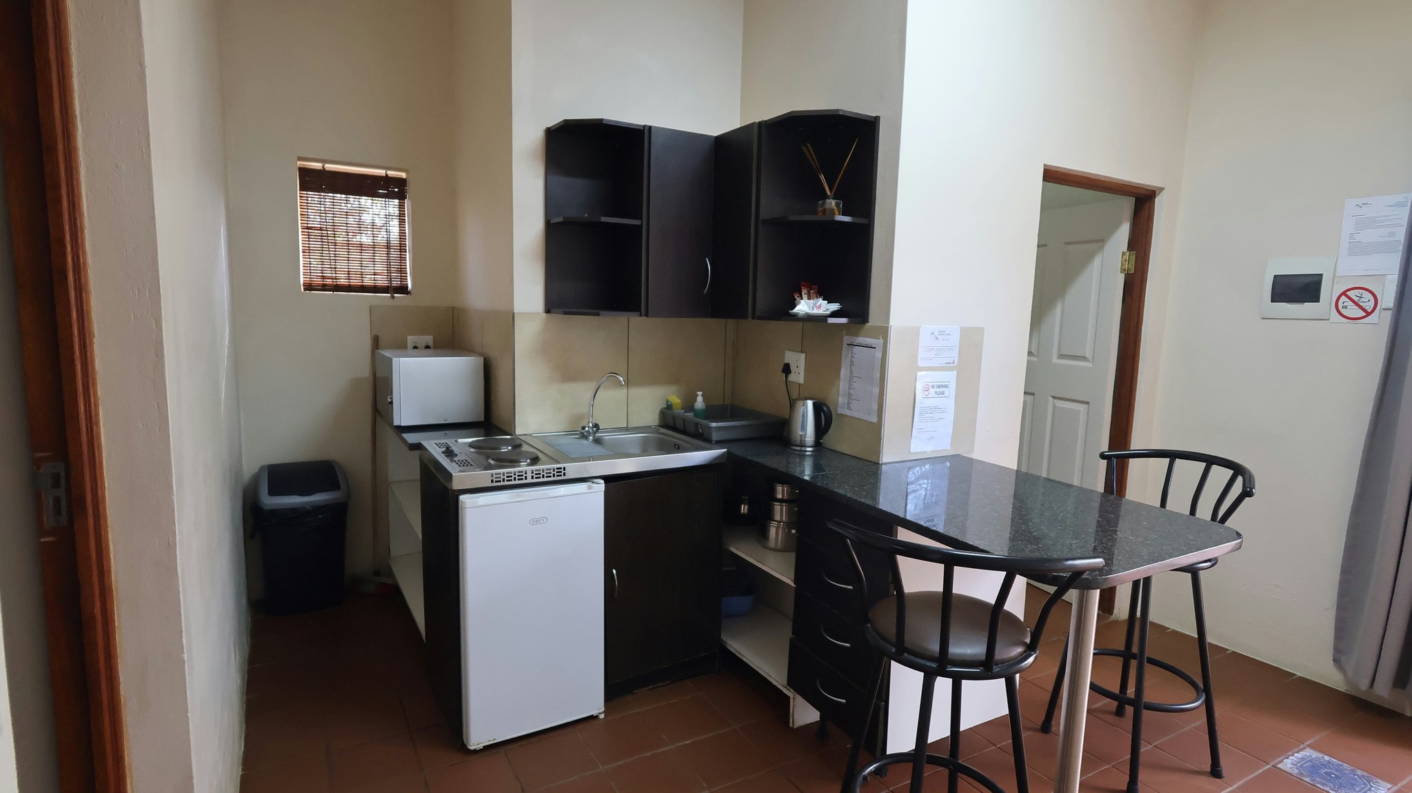 6gbfxZRlkEvwmI7zWgm1A_Luxury_family_room_with_KitchenIMG__S