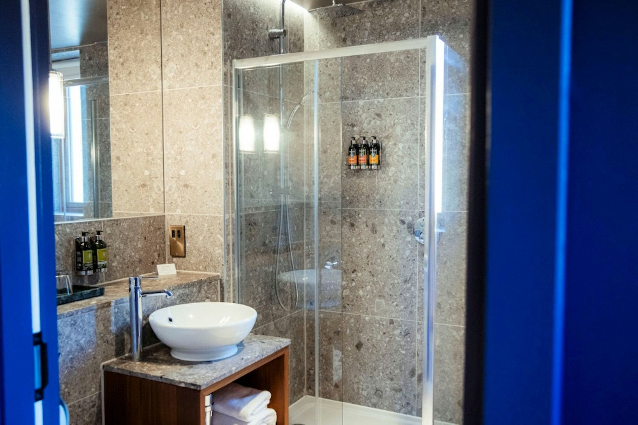 rvtdAsYUGw6Sh7TJQ_Bathroom_S