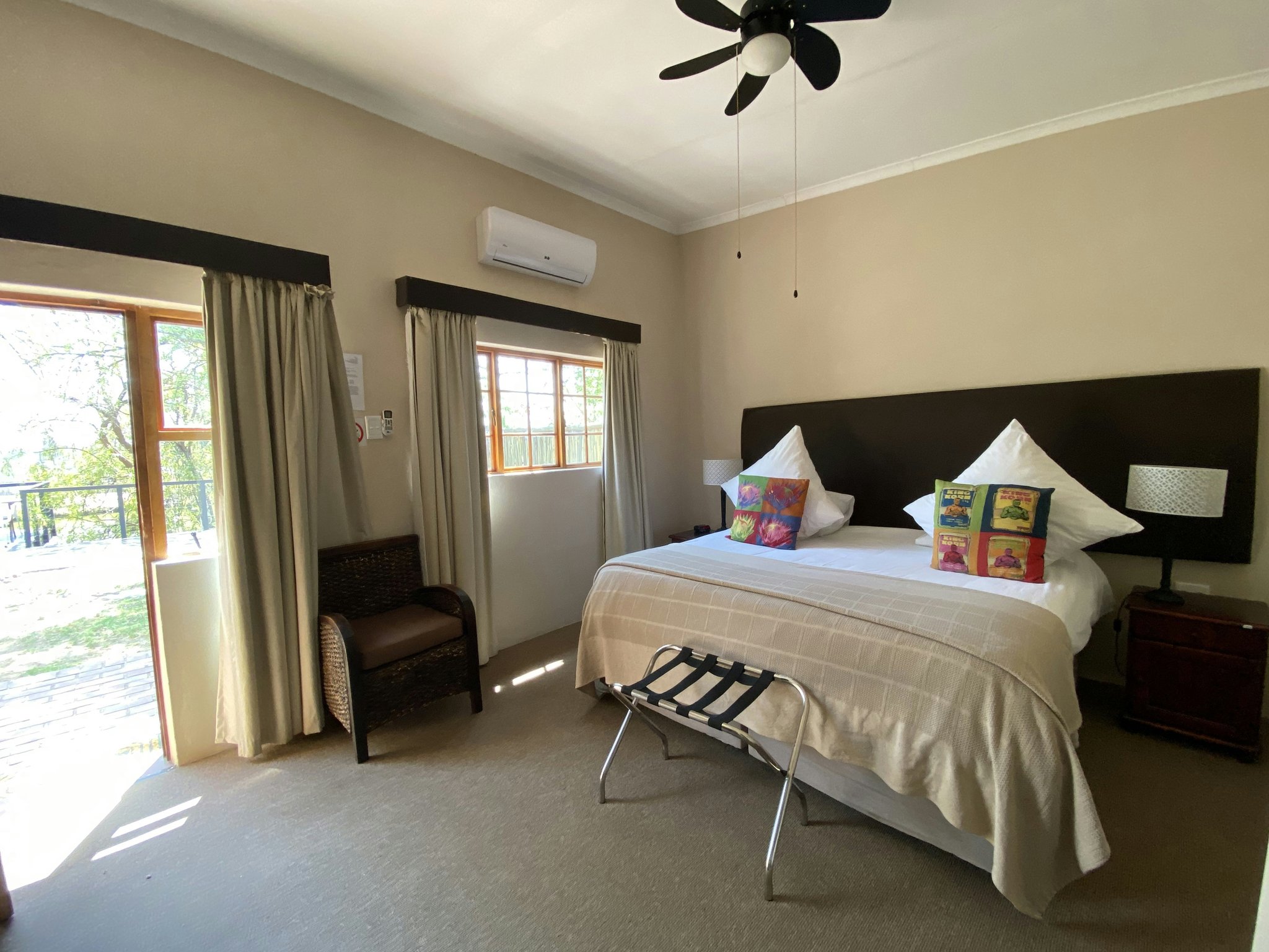 MLvtFEZvrkC8Zn2YSWWUBw_Luxury_Room_with_Kitchen_Bedroom_S