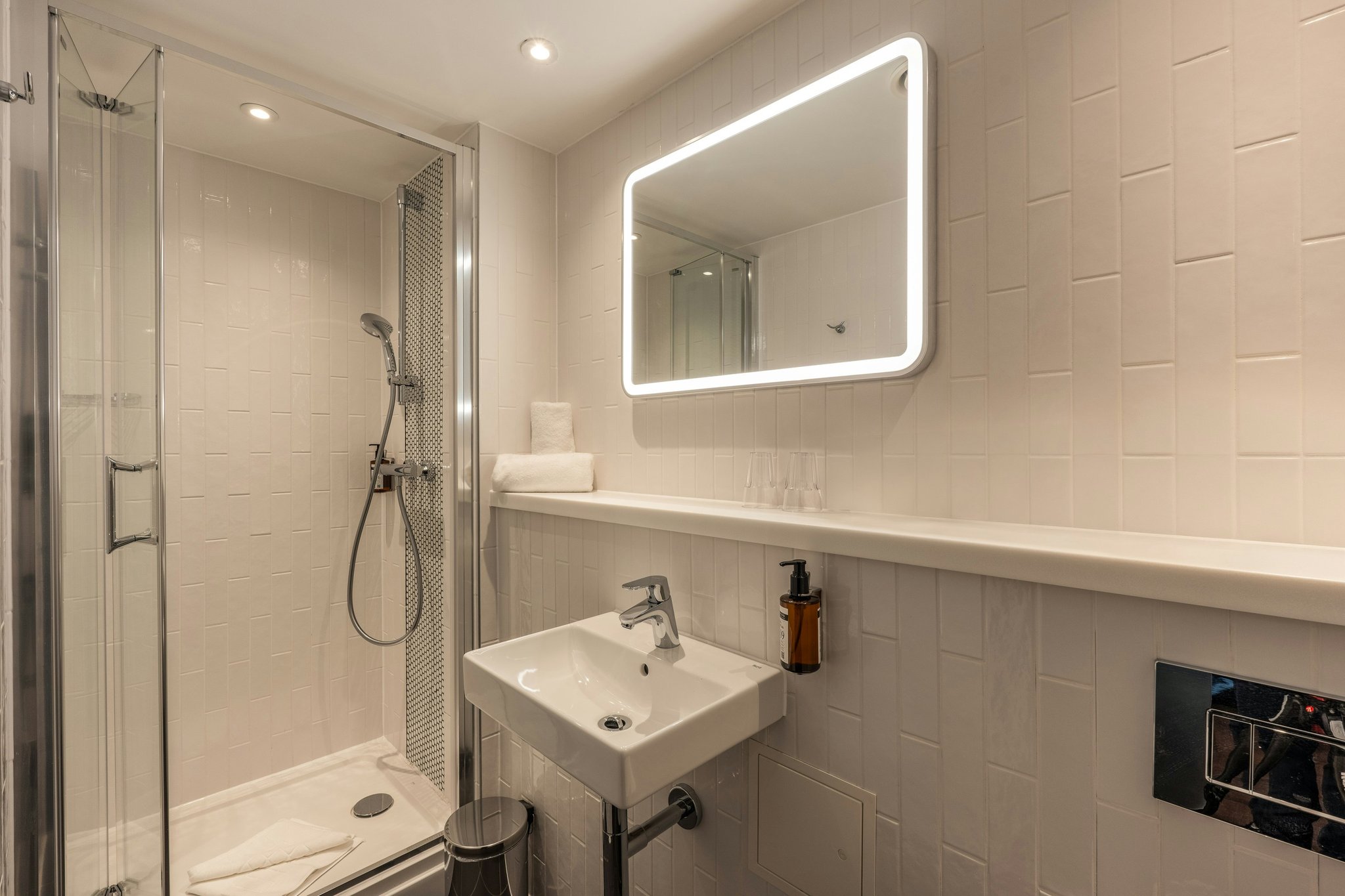0HzPMR17UunD43633MUjw_Edinburgh_St_Andrew_Square_Bathroom_S