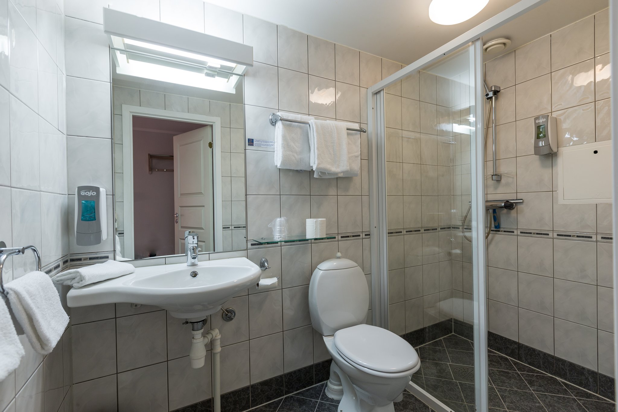 22944_bathroom-triple-room-first-hotel-viking-tromso-1_S