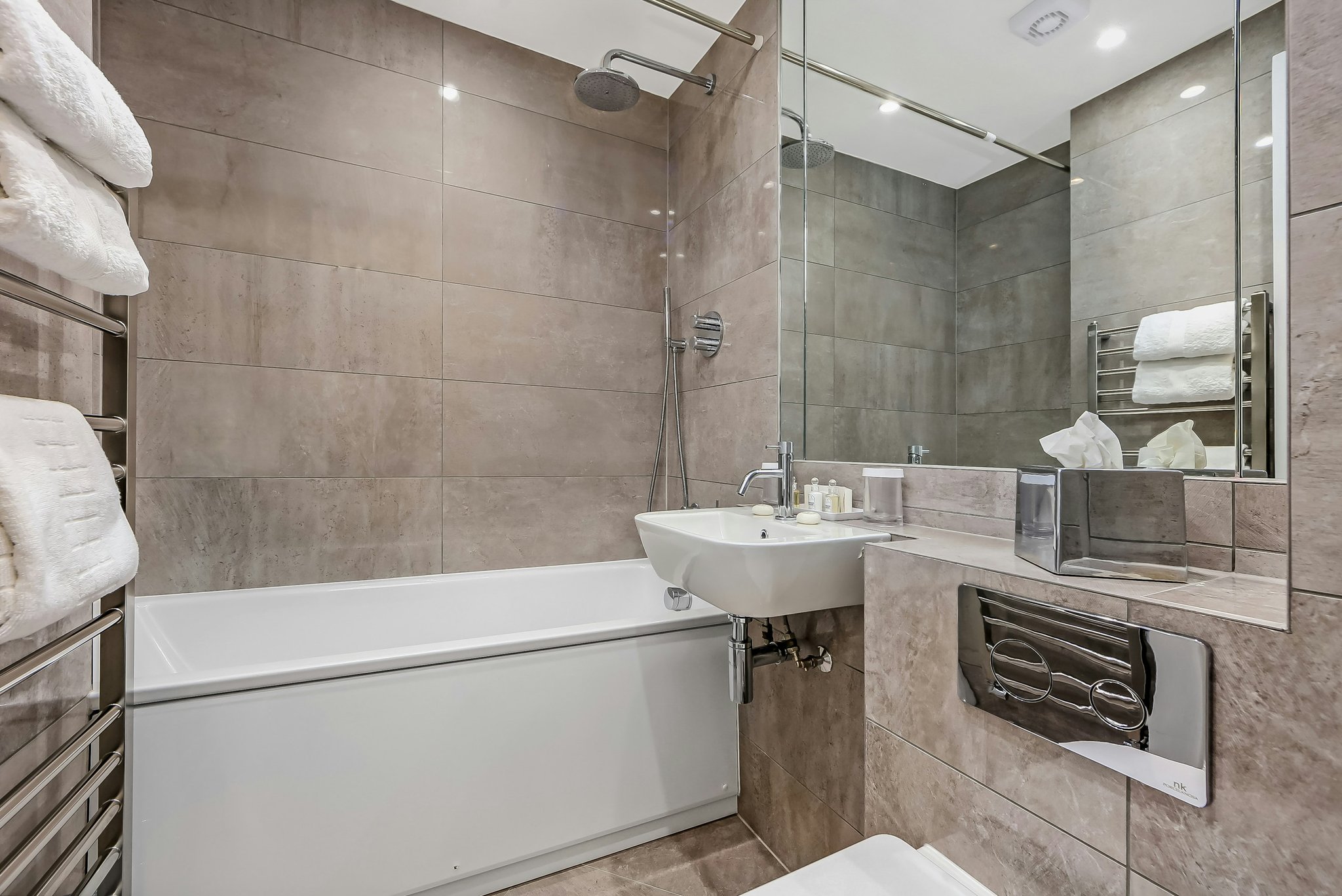 DE29igSweU2zyz8PgLpYQ_Family_Residence_Bathroom_-_Annex_B_S