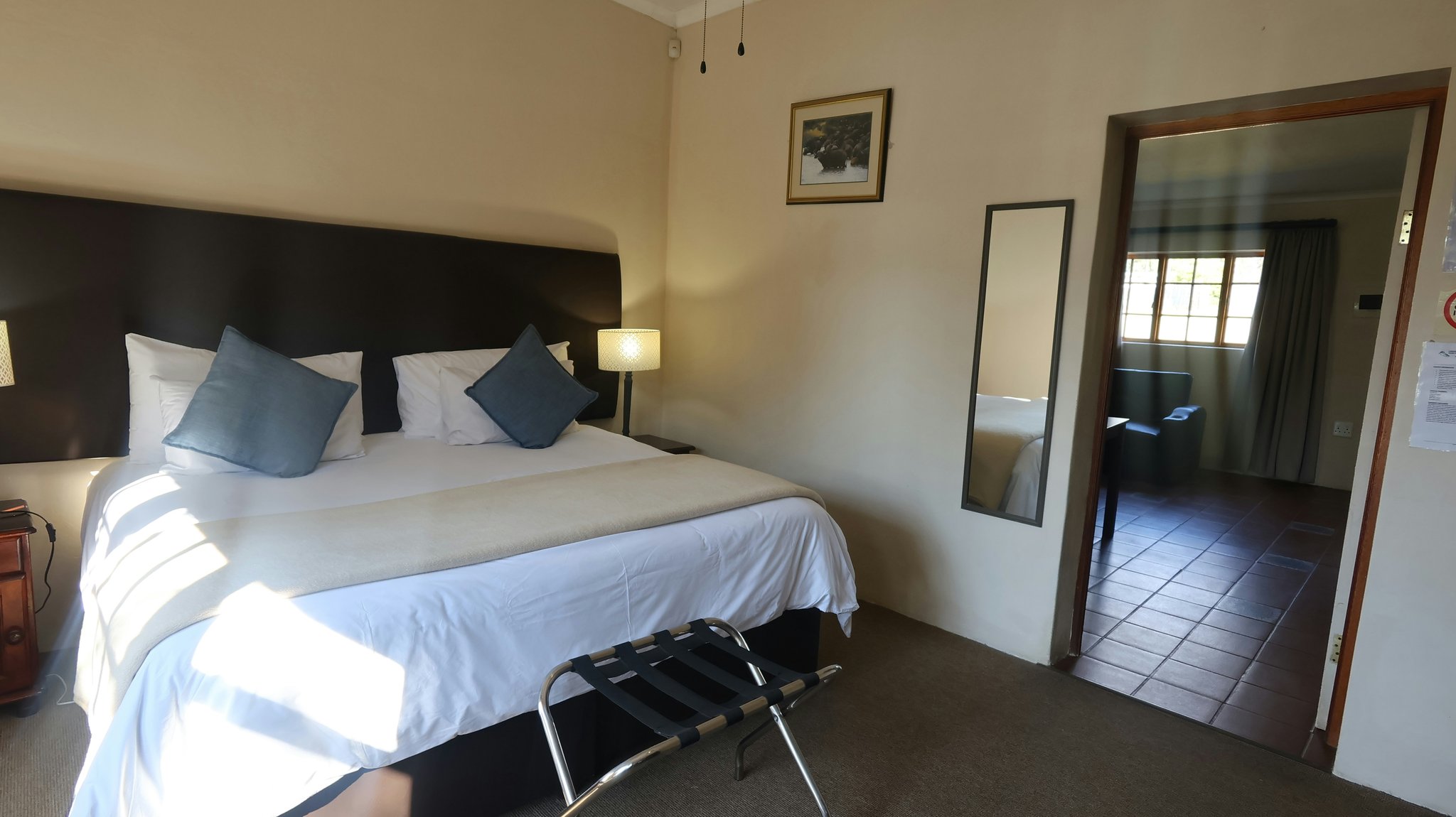 QUnrSYdHREarig0HCrXVw_Deluxe_Room_IMG_0903_S