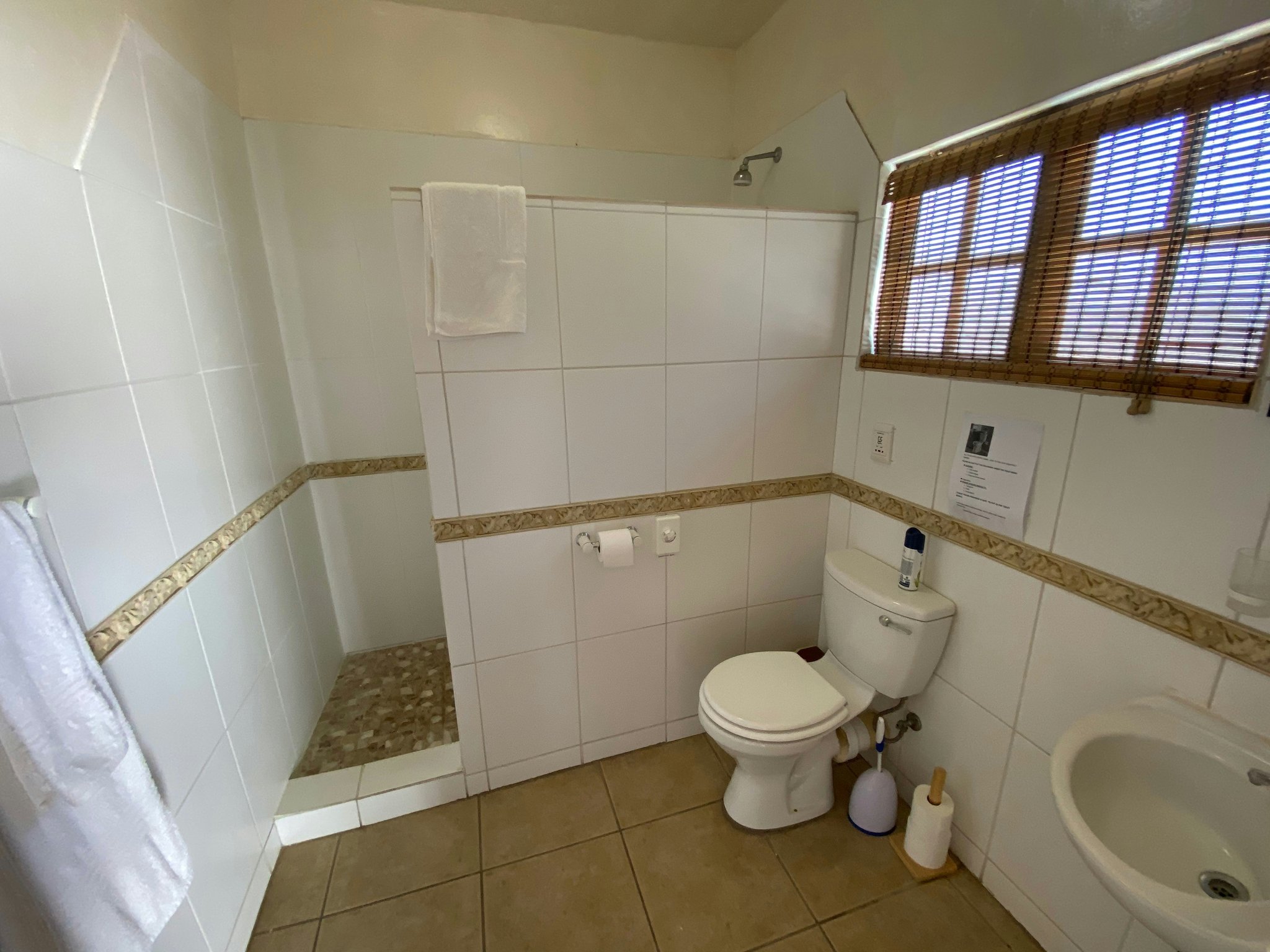 H7UW37jw9kyZbHFPR1MjA_Budget_room_with_Kitchen_Interior_S