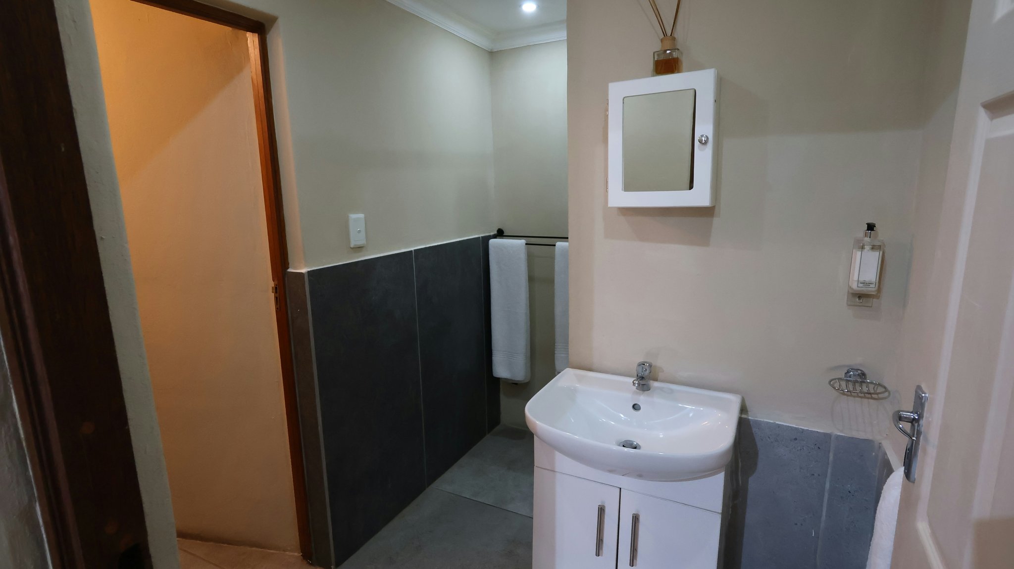 OS5gIpi0LESDqs3BHt7JA_Luxury_Room_with_Kitchen_IMG_0771_S