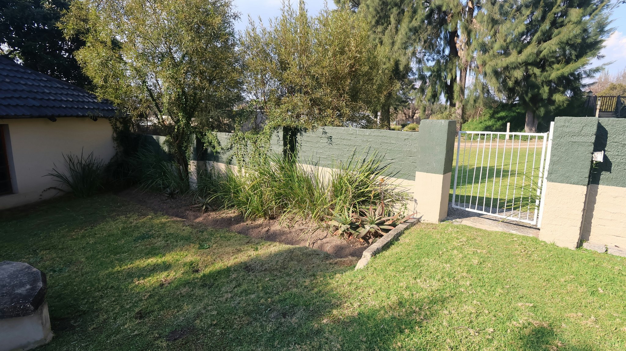 weHtP4w8Fk62UZutRdSwTA_Hotel_Grounds_area_S