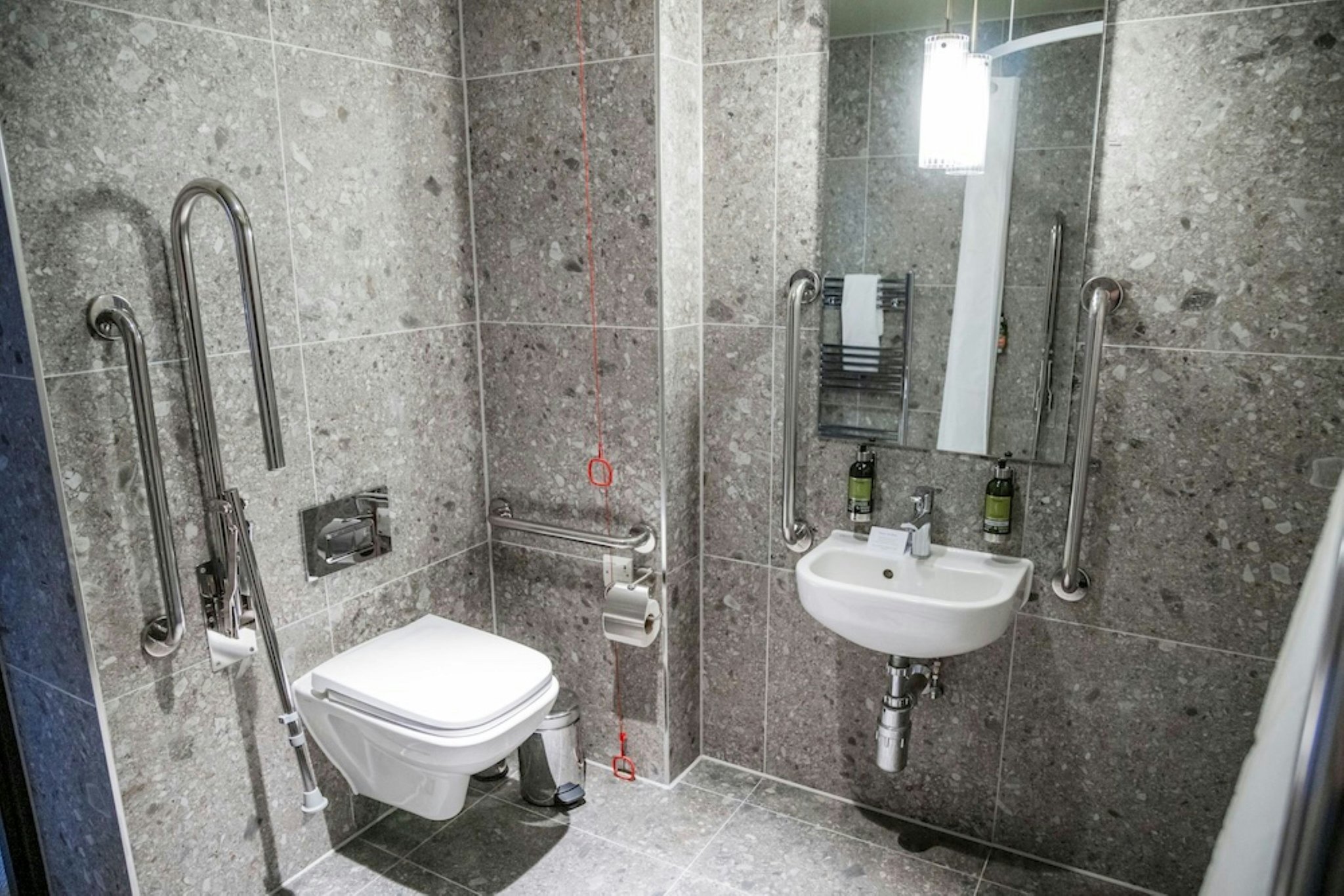 CXwcvT6s0ypDezEzokGvw_Accessible_Bathroom_S