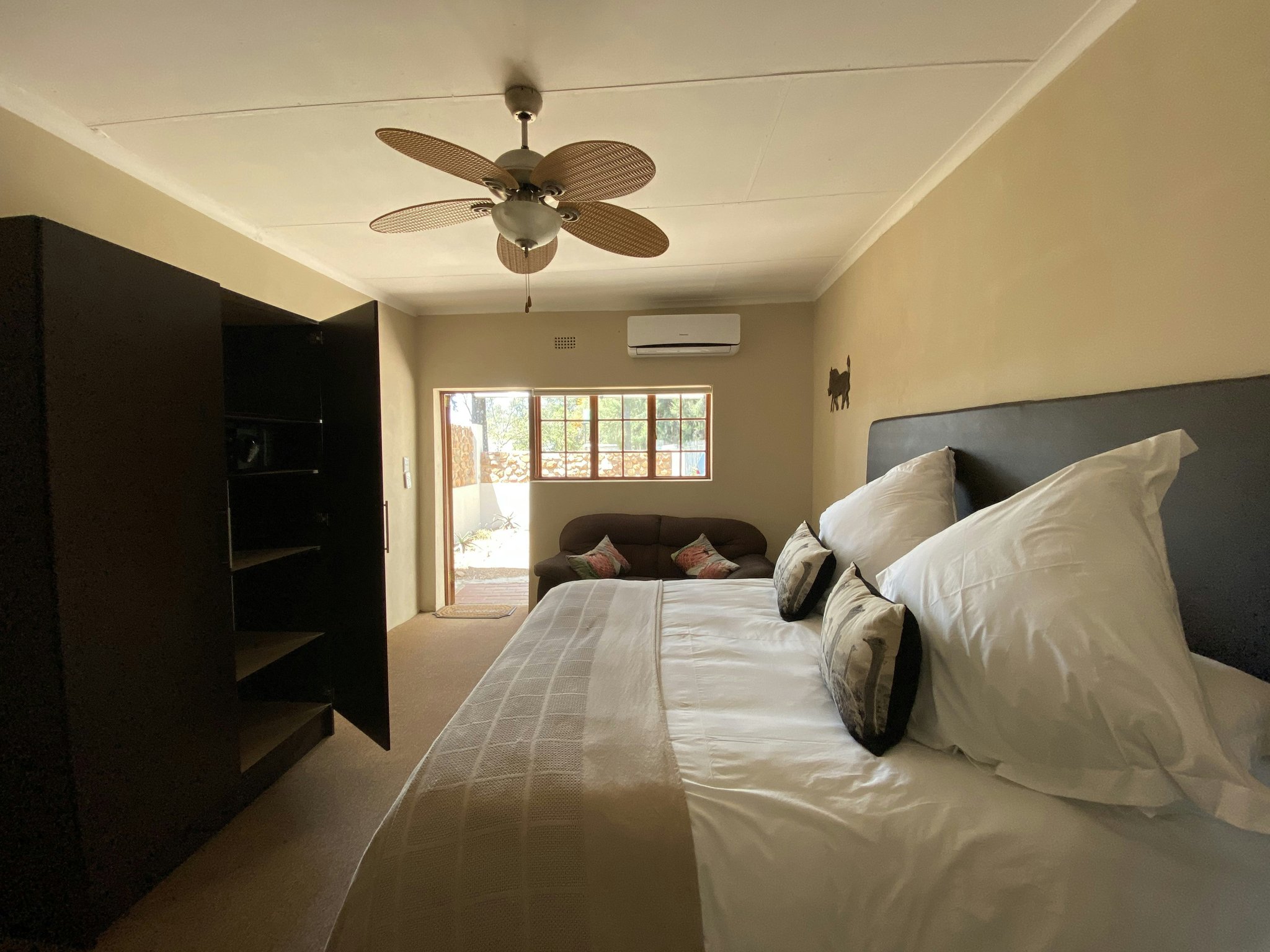 uZNI329Mgk26coP4GNFOg_Luxury_Family_Room_2_10F_Main_Bed_S