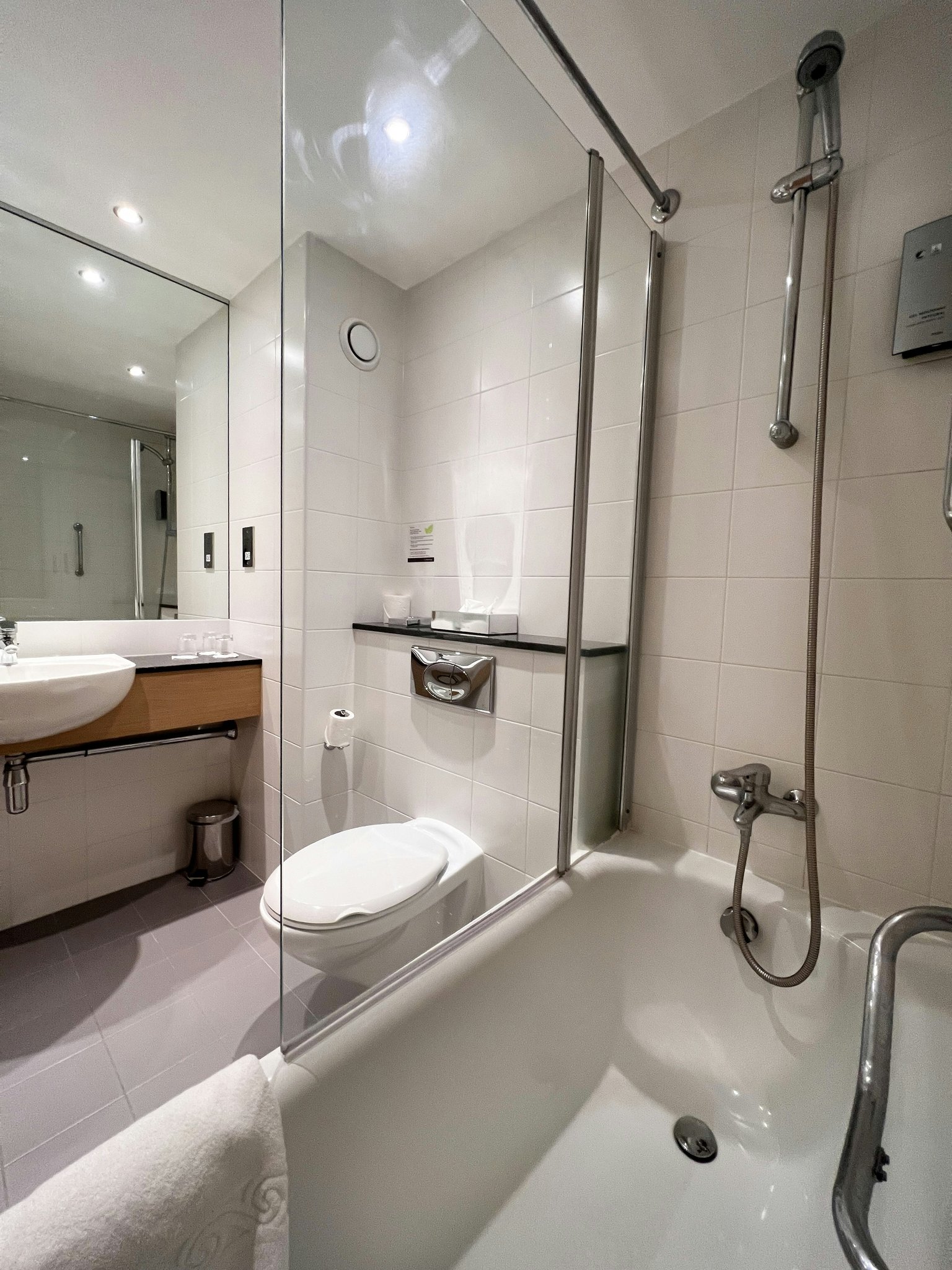YeOWrDgcUkqxIMftMn3FIQ_standard_deluxe_bathroom_S