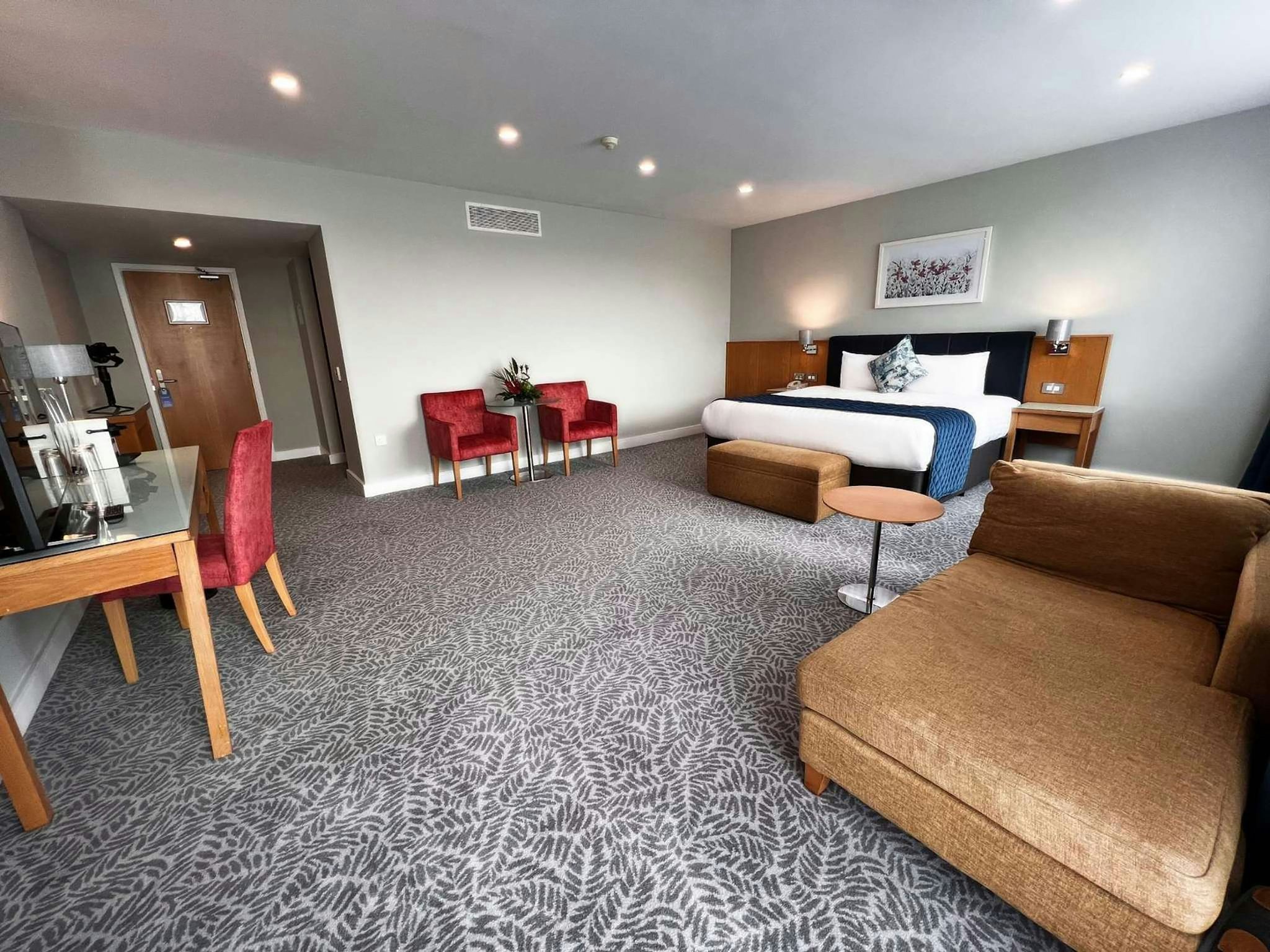 pNxBtNbqEmaAUnnD3EQ7w_Executive_Room_S