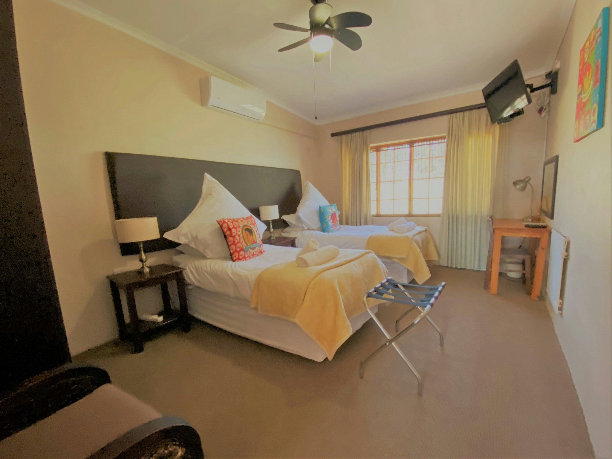 5IQ0H4dMPk6ptul3rexDw_Luxury_family_room_with_Kitchen_2_S