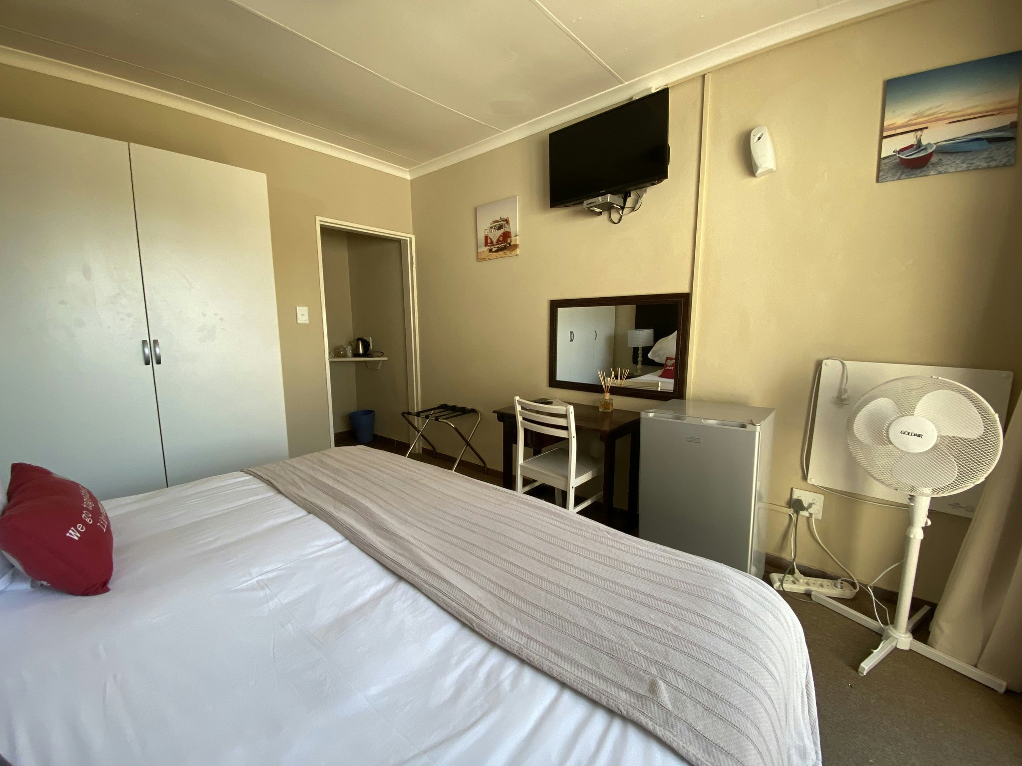 6cBsyJ7h0EiQycfhIUAxgw_Budget_Room_Interior_S