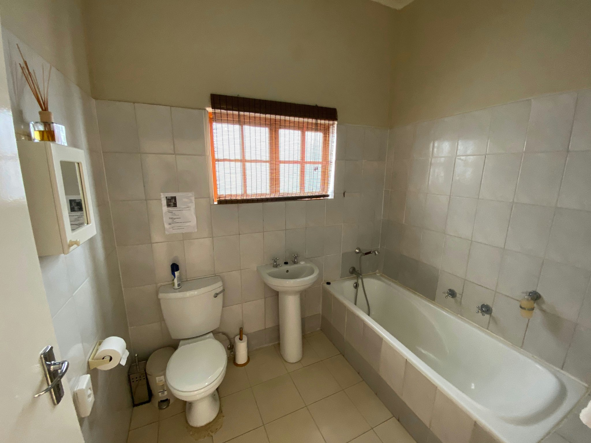 C28vKXNXAE1K2R6EW1Eg_Family_Room_with_KitchenBathroom_S