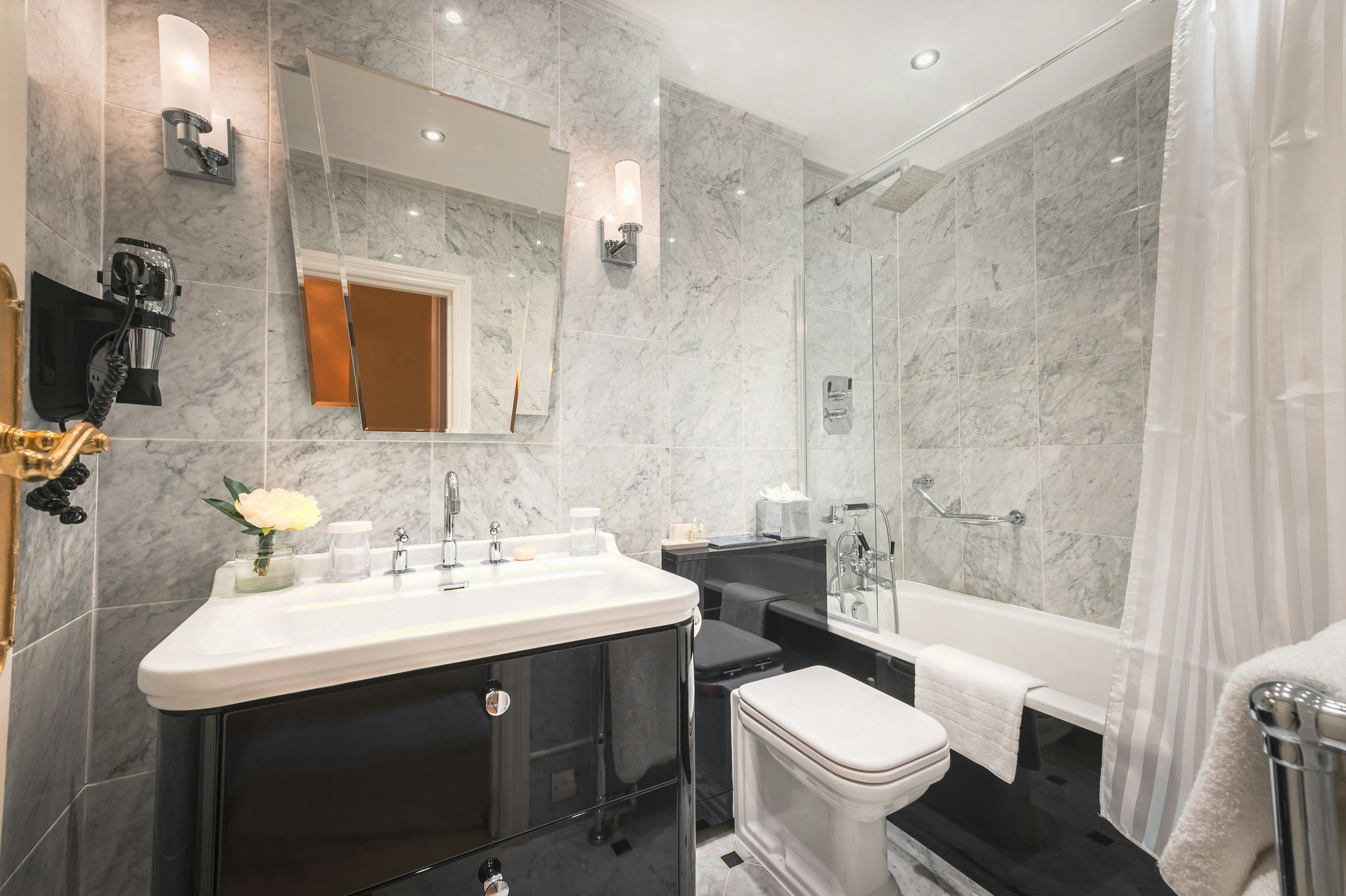 Y8OrRmHaP0fOSPeA9fqMA_Superior_One_Bedroom_Bathroom_-_Ann_S